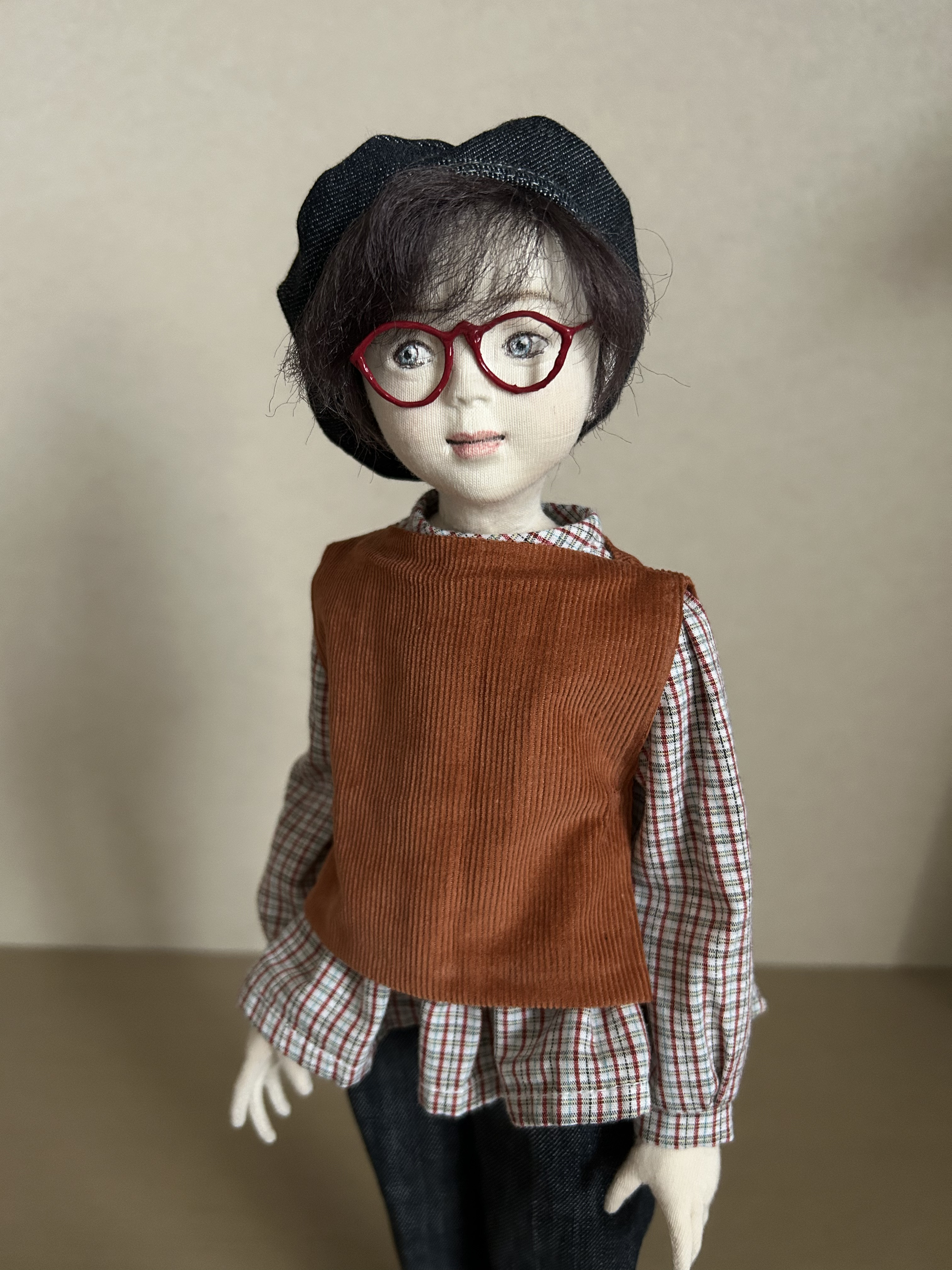 創作人形『デニムパンツと赤い眼鏡』　石塑粘土・和紙・布・木毛・針金・絹糸・革
