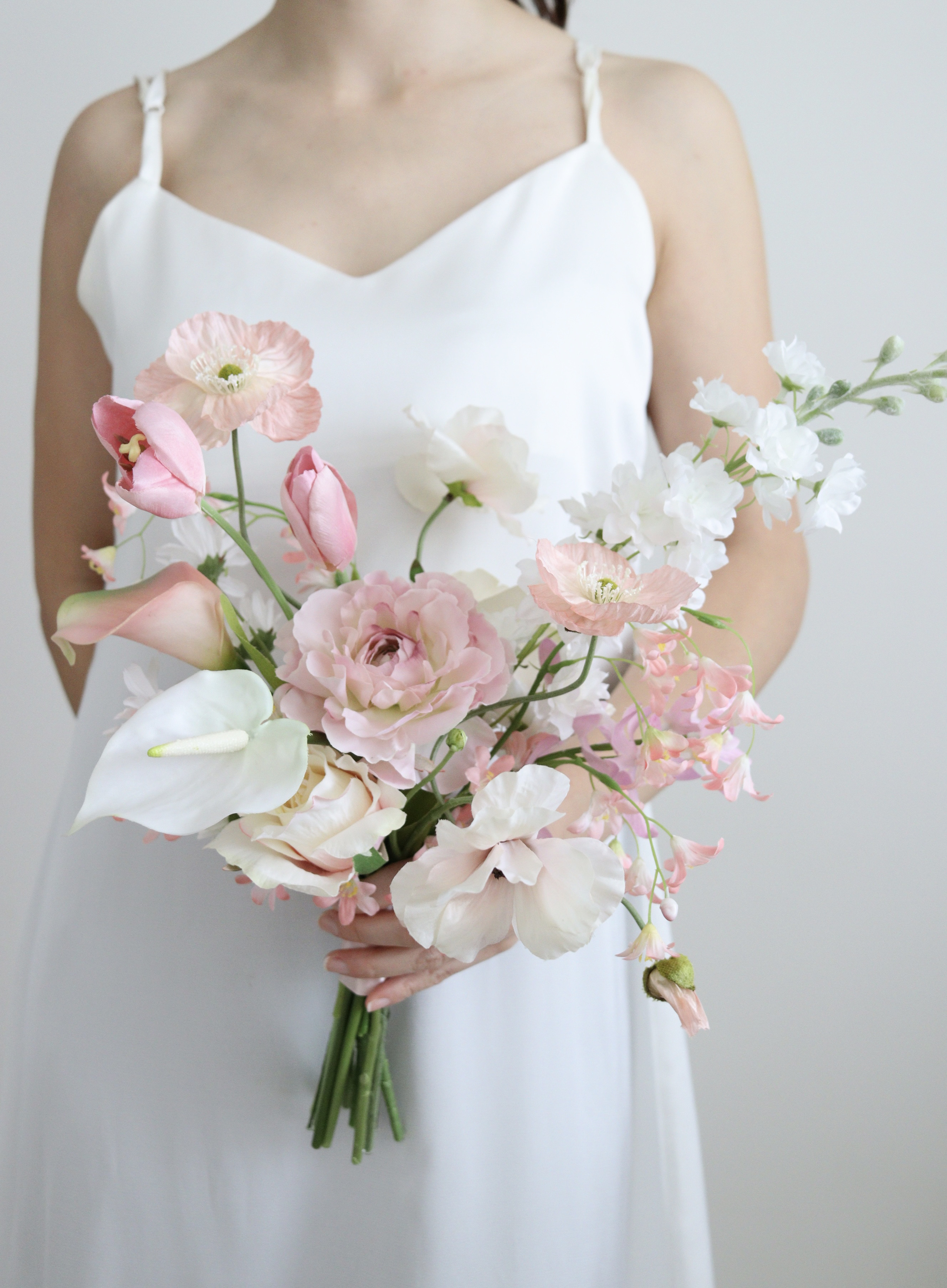 ホワイトピンクのぴょんぴょんブーケ　造花ブーケ　ウェディング　アーティフィシャルフラワー　春ブーケ　ポピー