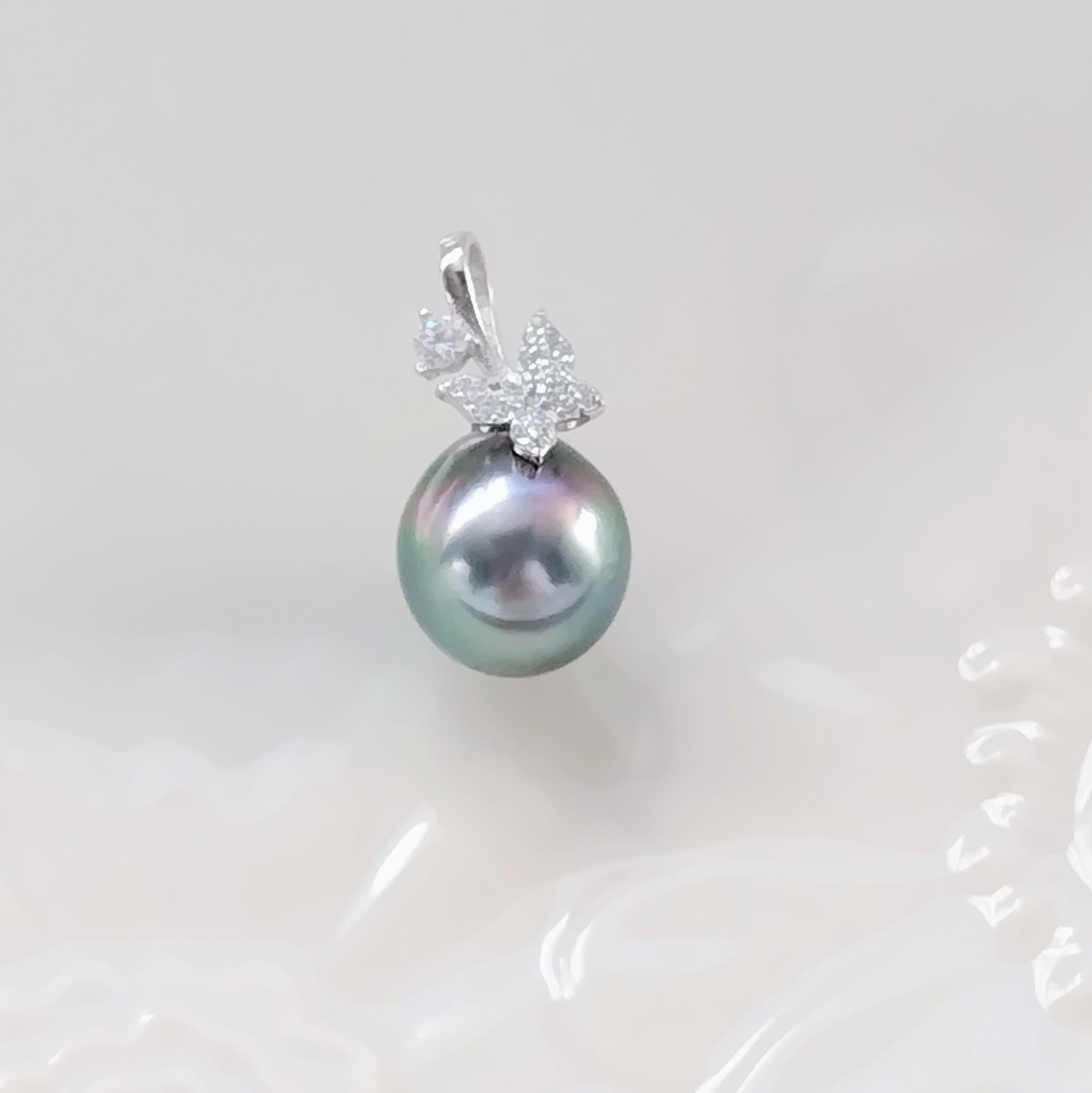 【南洋黒蝶真珠】うるツヤパールに蝶々舞うペンダントトップ　タヒチパール　本真珠　ナチュラルカラー　S925　1点物