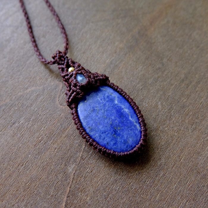 ラピスラズリ 12月誕生石（アフガニスタン産） ・ムーンストーン マクラメ編みペンダント 男女兼用可アクセサリー3657