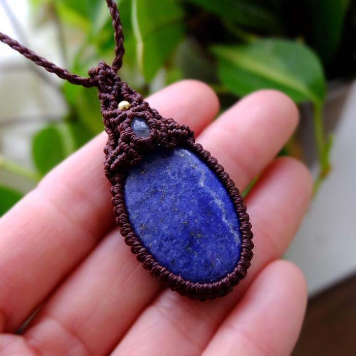 ラピスラズリ 12月誕生石（アフガニスタン産） ・ムーンストーン マクラメ編みペンダント 男女兼用可アクセサリー3657