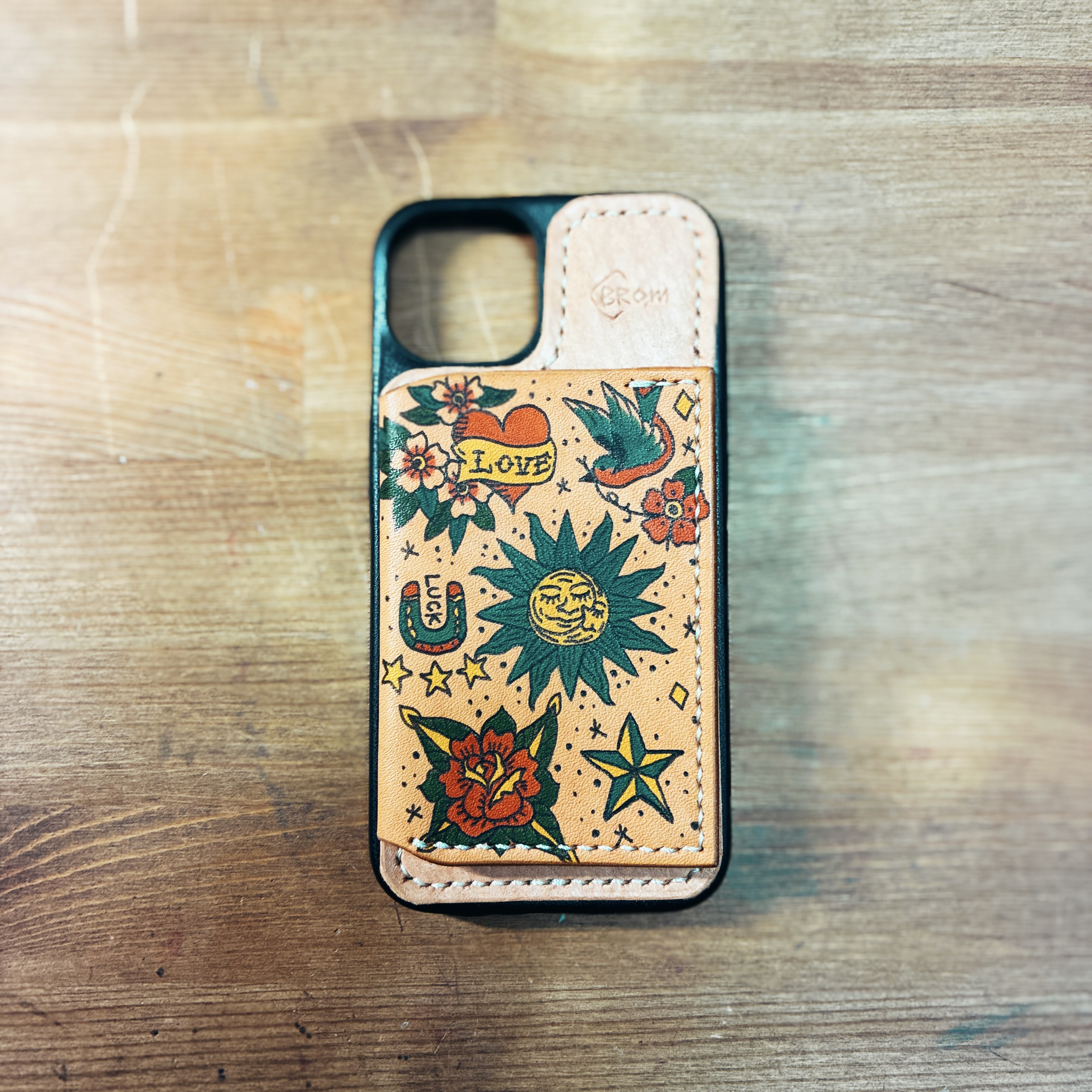 iPhone13・14用 レザーケース｜タトゥー風手描きイラスト入り カード収納付き本革ケース（最大6枚）