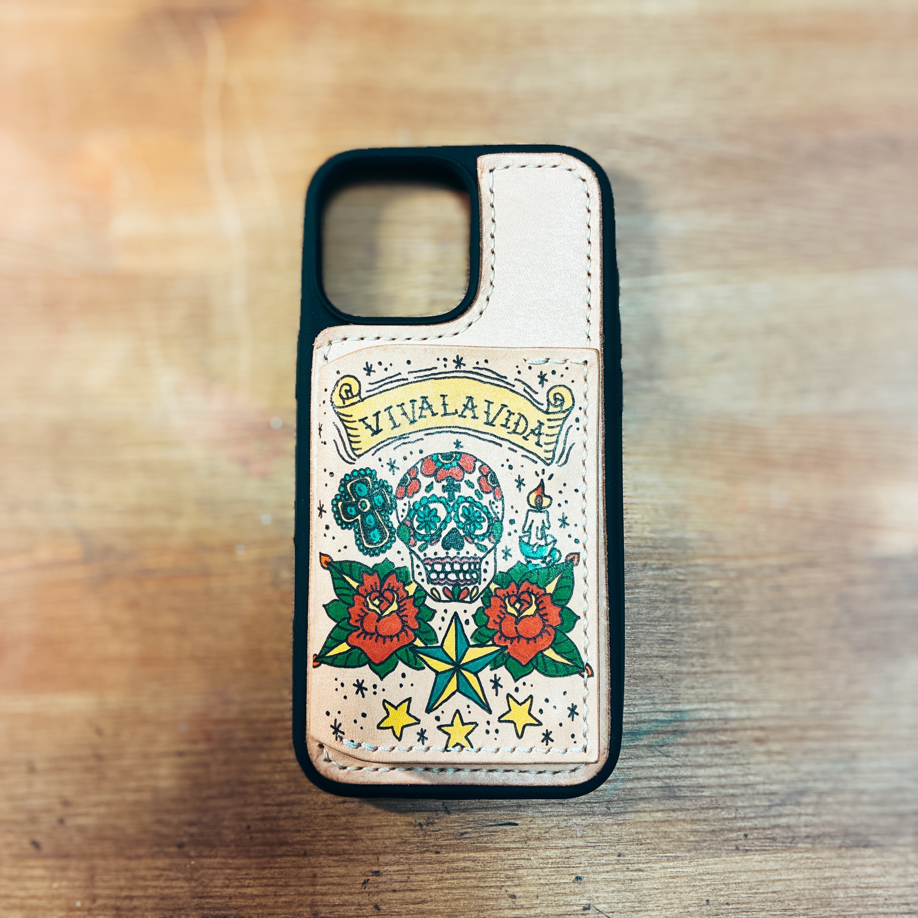 iPhone16 PRO MAX用 レザーケース｜タトゥー風手描きイラスト入り カード収納付き本革ケース（最大6枚）