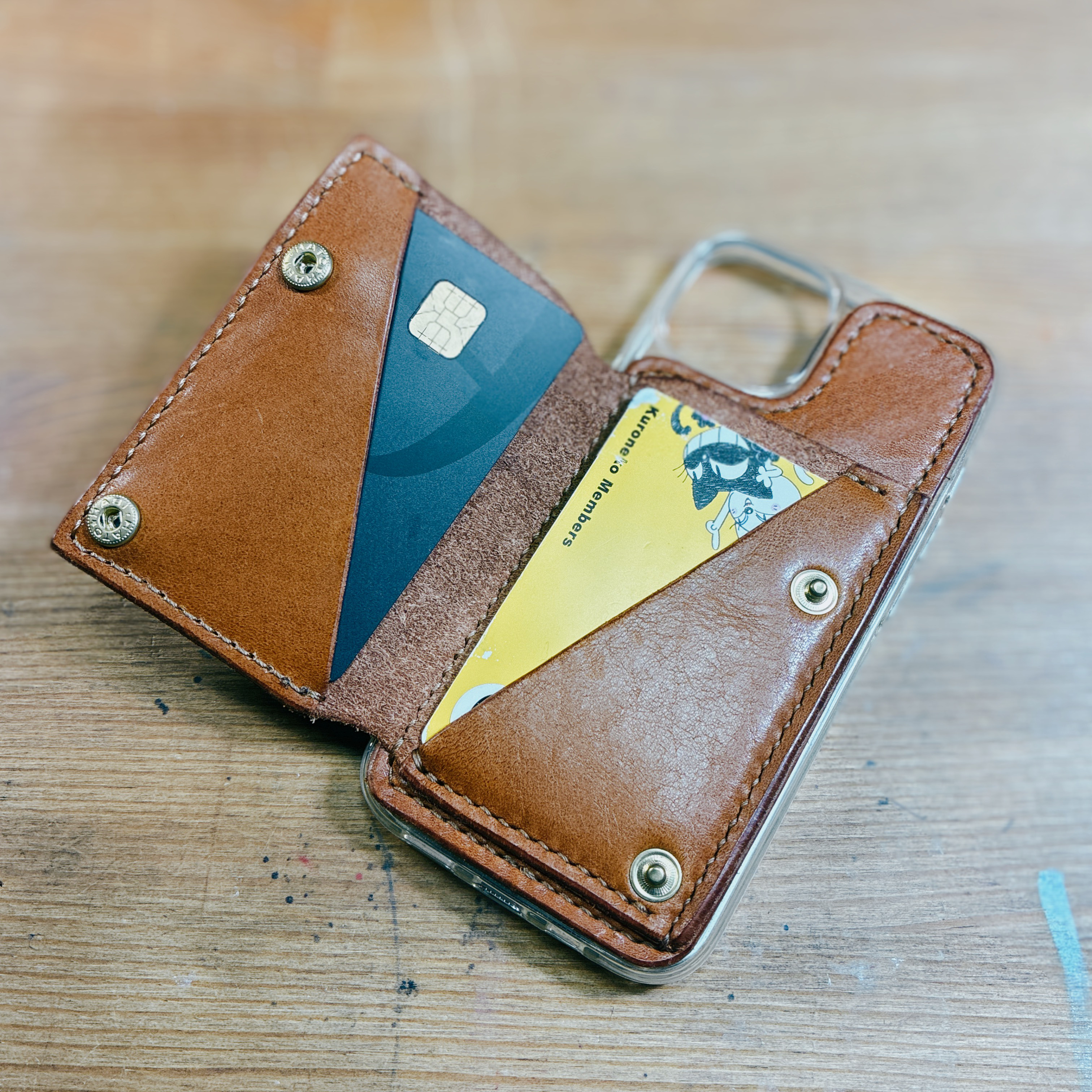 iPhone13・14用 レザーケース｜オイルレザーのカード収納付き本革ケース（最大6枚・キャッシュレス対応）