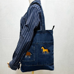送料無料】A4が入る！馬の刺繍 ポケット付き ZIP式 デニムトートバッグ