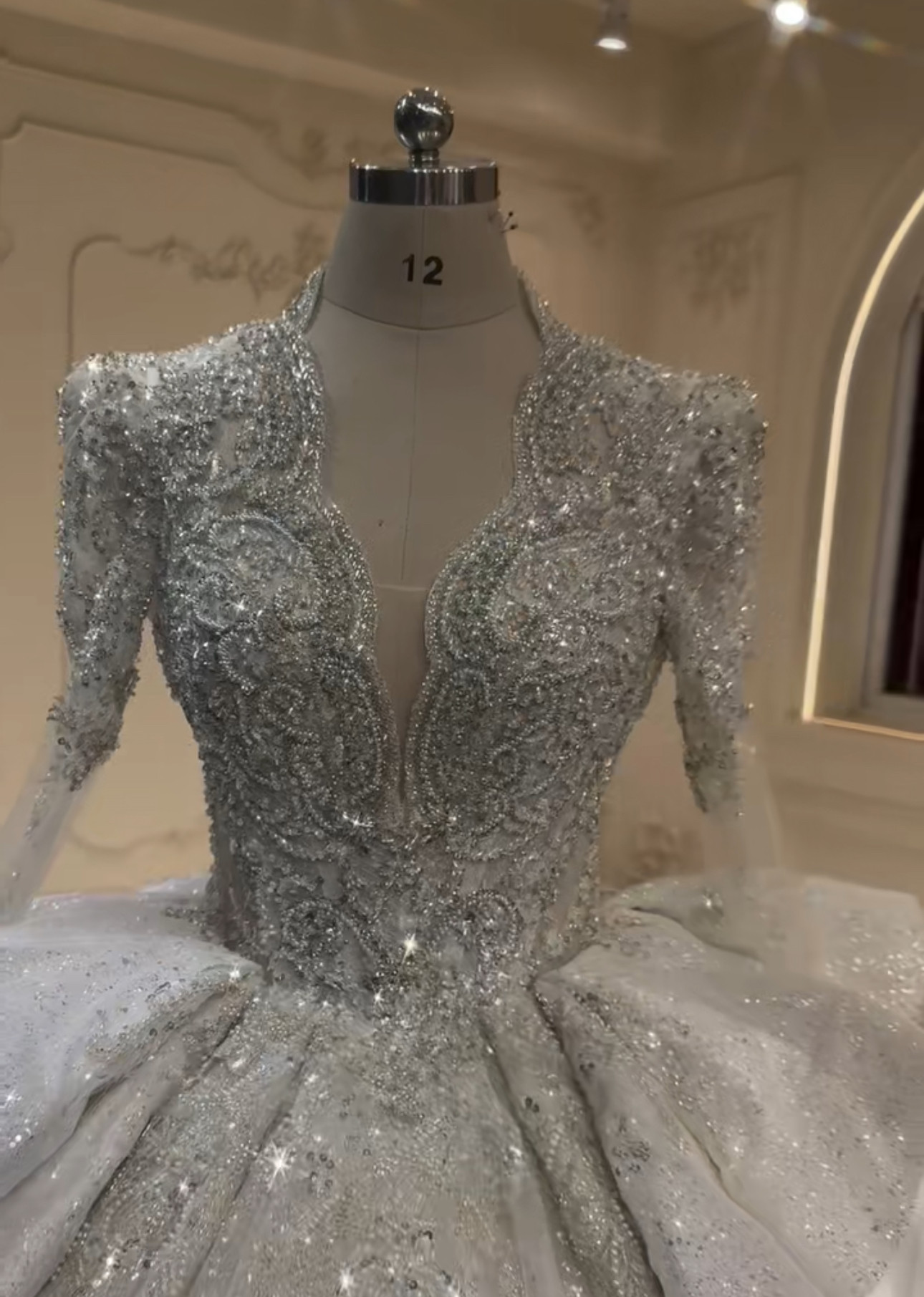 王道派　クラシカル　ウェディングドレス　vネック　たっぷりストーン　ピカピカ　白ホワイト　編み上げ　長袖　ブライダル挙式