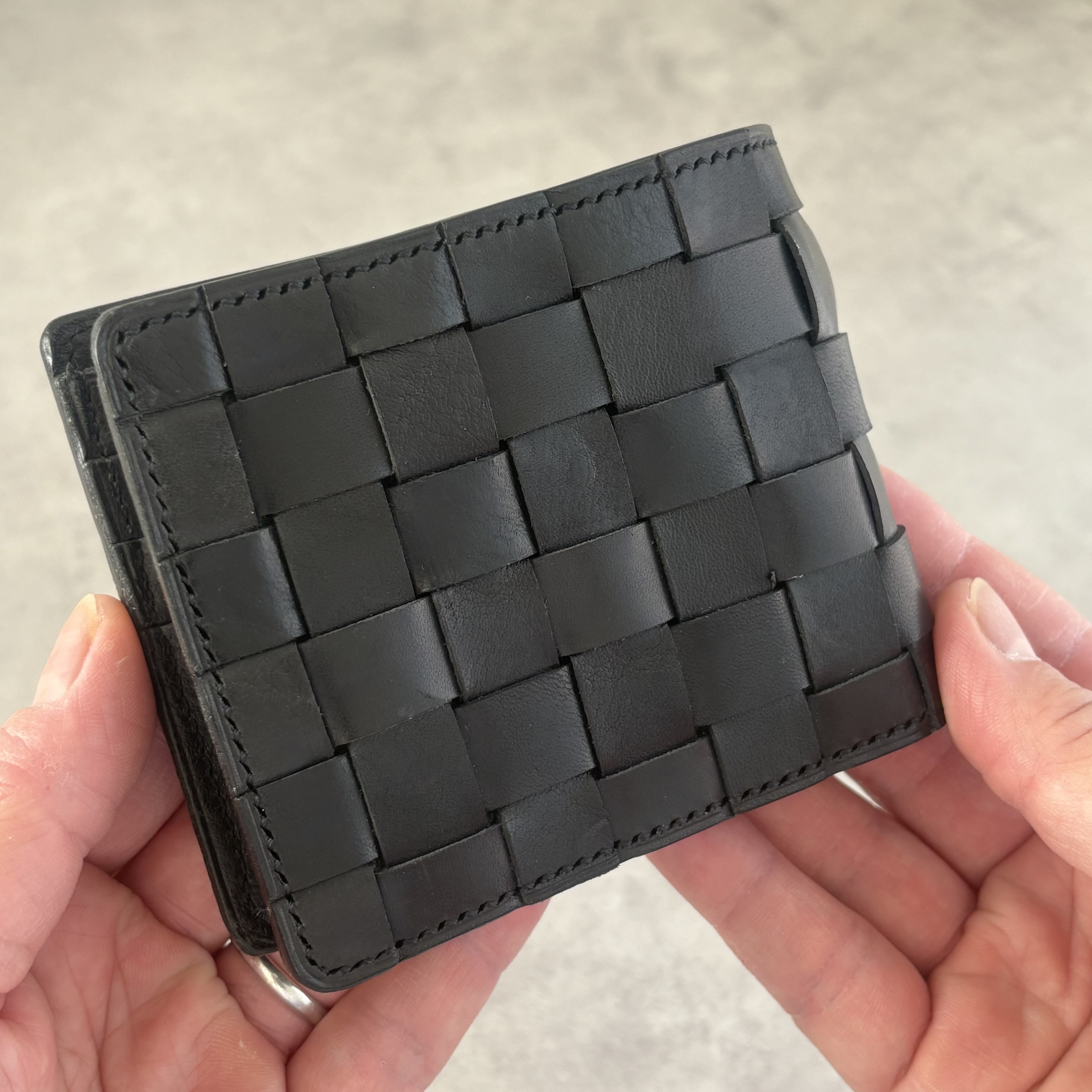 【革編み込み】イタリア産ミッスーリレザー 二つ折り本革財布｜手縫い・ブラック