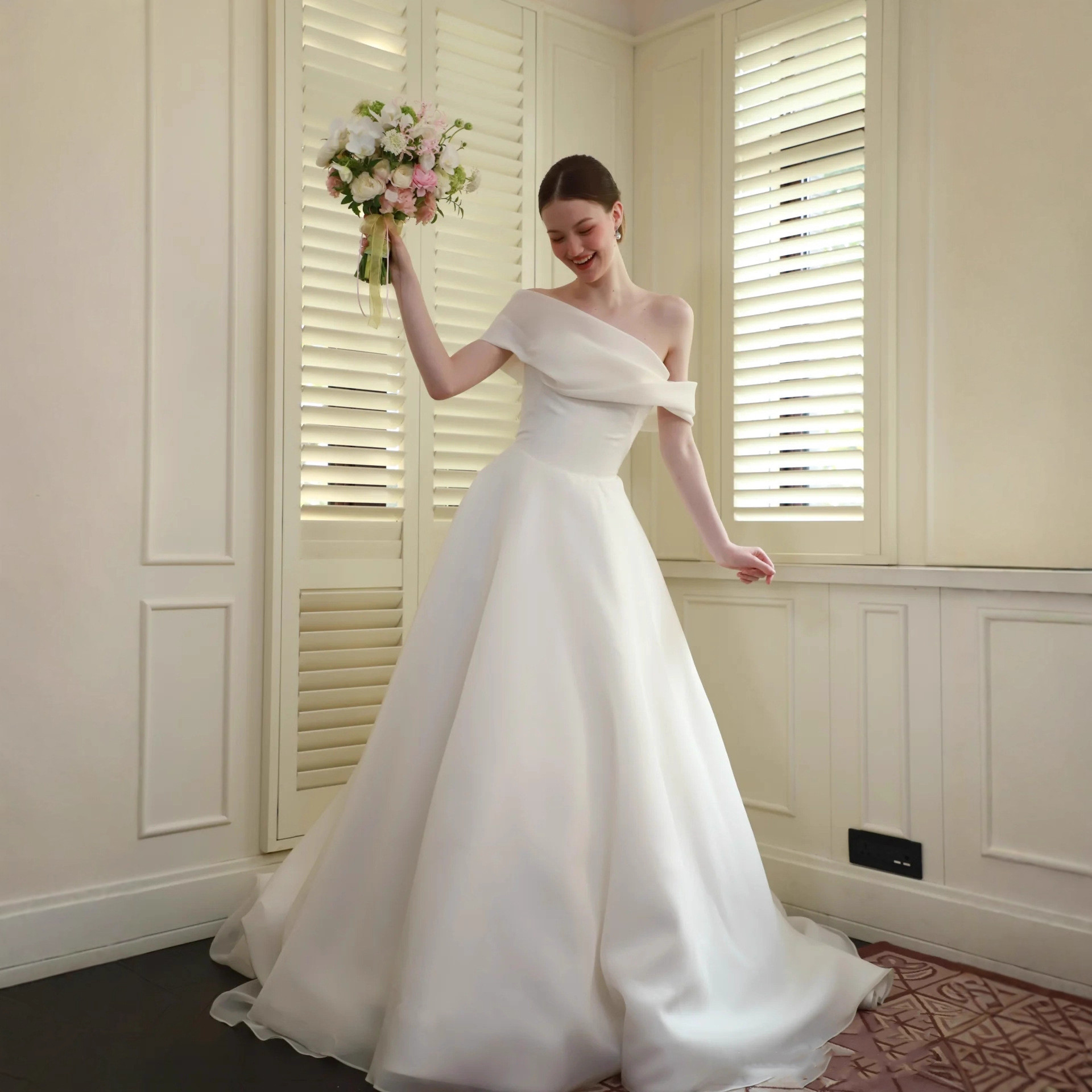 ウェディングドレス 白 黒 サテン オフショルダー 裾引き シンプル 韓国風 結婚式 花嫁 前撮り お呼ばれ AK418