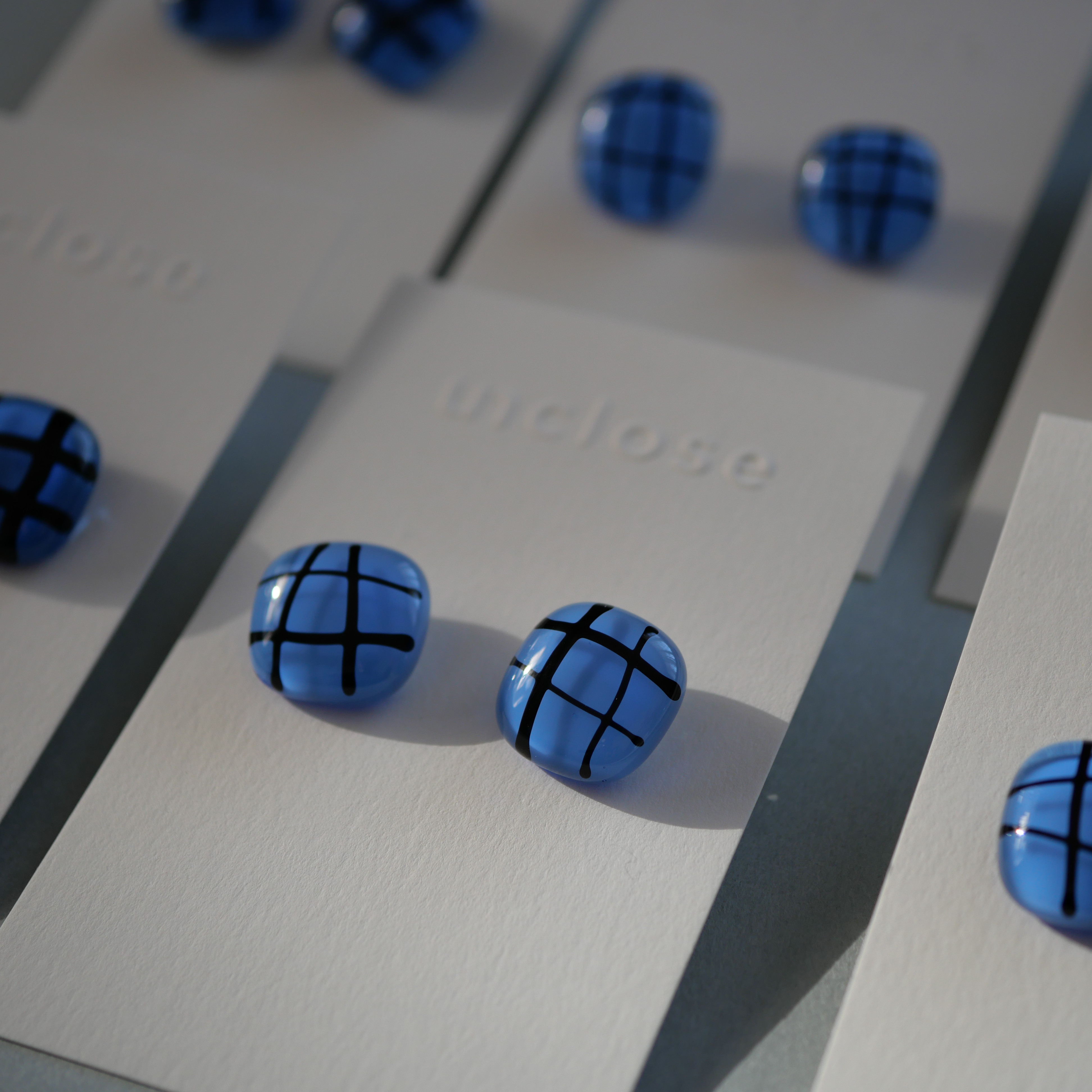 お菓子みたいなガラスのピアス Blue イヤリング変更可能　14kgf　サージカルステンレス316 金属アレルギー対応