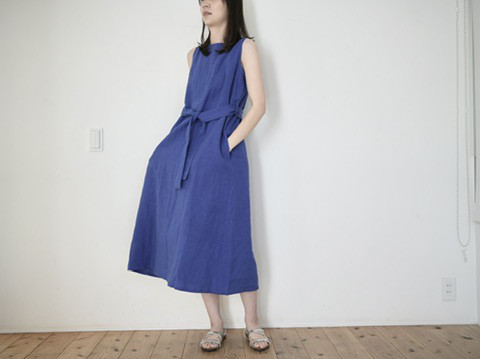リネンブルーのマキシワンピース