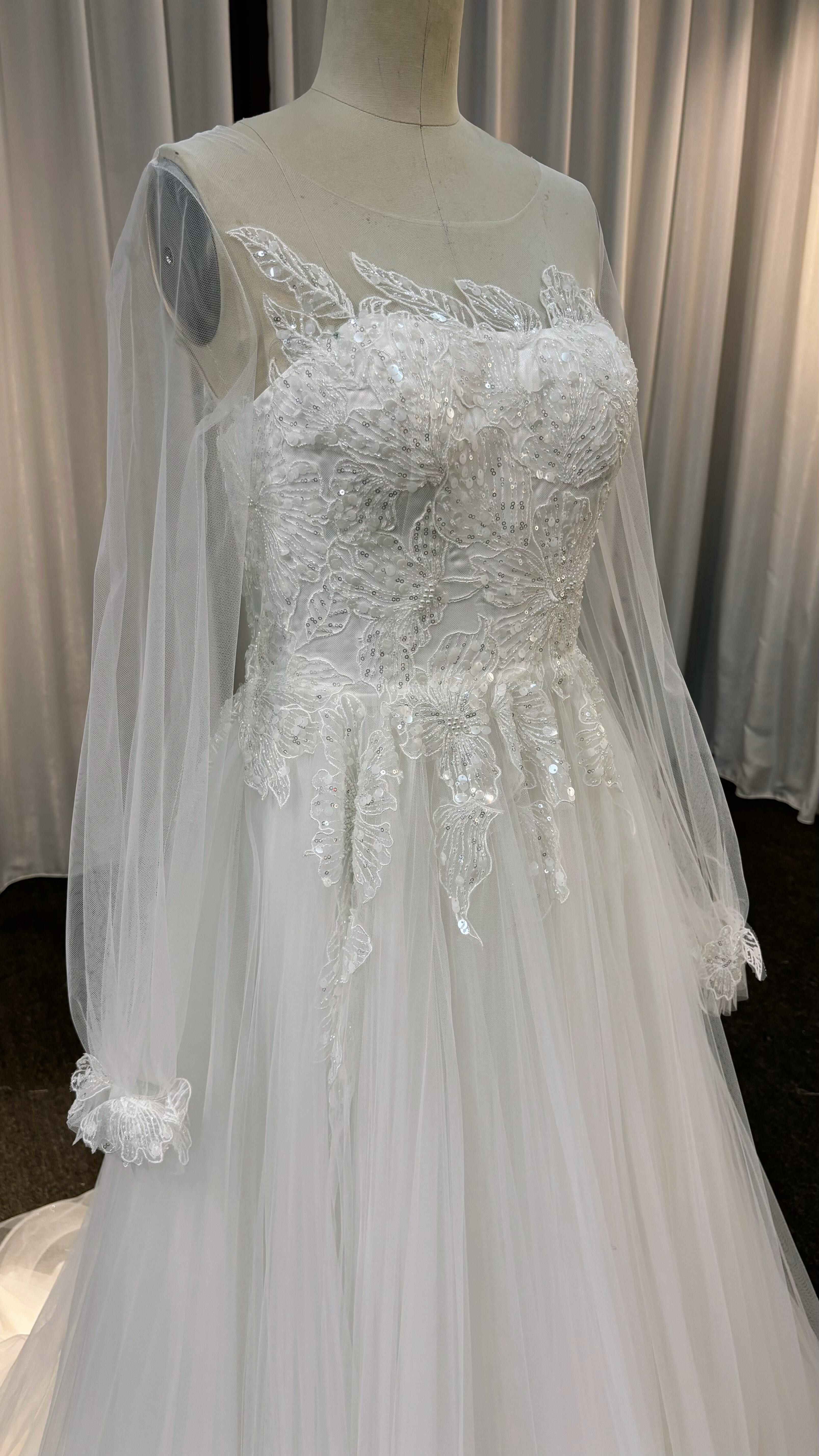 美しい　フリル　長袖　シースルー　スレンダーライン　ブライダル二次会　リーフ刺繍　レース付き　イリュージョン　チュール