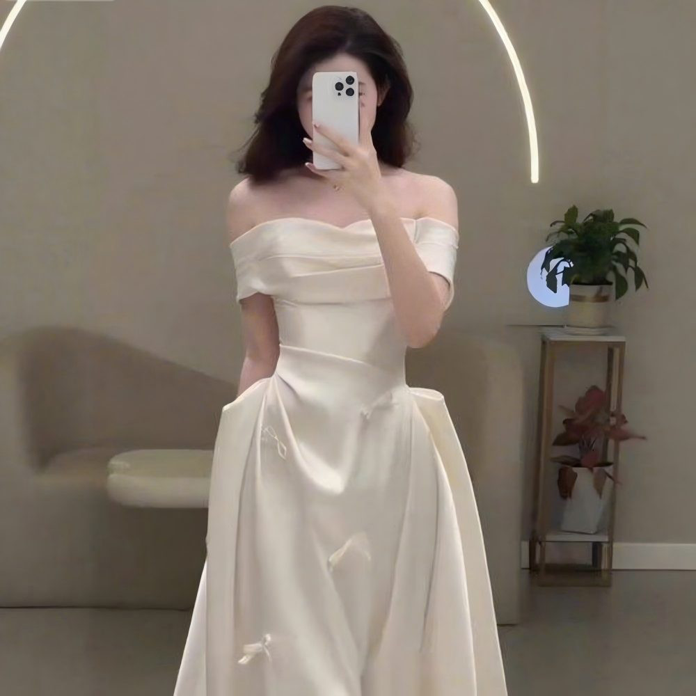 ウェディングドレス 白 サテン リボン オフショルダー シンプル 花嫁 パーティー 演奏会 前撮り お呼ばれ AK433