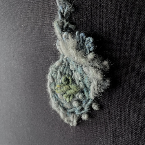 一点もの】『手紡ぎ糸のお花. b'』手刺繍ファブリックパネル 立体