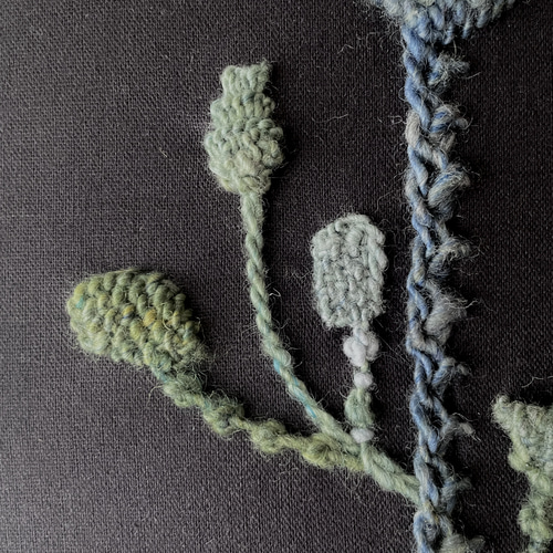 一点もの】『手紡ぎ糸のお花. b'』手刺繍ファブリックパネル 立体