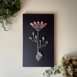 【一点もの】『手紡ぎ糸のお花. b'』手刺繍ファブリックパネル 一点もの】『手紡ぎ糸のお花. b'』手刺繍ファブリックパネル 立体