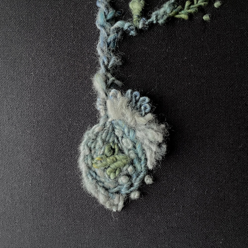 一点もの】『手紡ぎ糸のお花. b'』手刺繍ファブリックパネル 立体