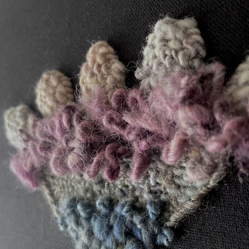 一点もの】『手紡ぎ糸のお花. b'』手刺繍ファブリックパネル 立体