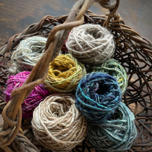 一点もの】『手紡ぎ糸のお花. b'』手刺繍ファブリックパネル 立体