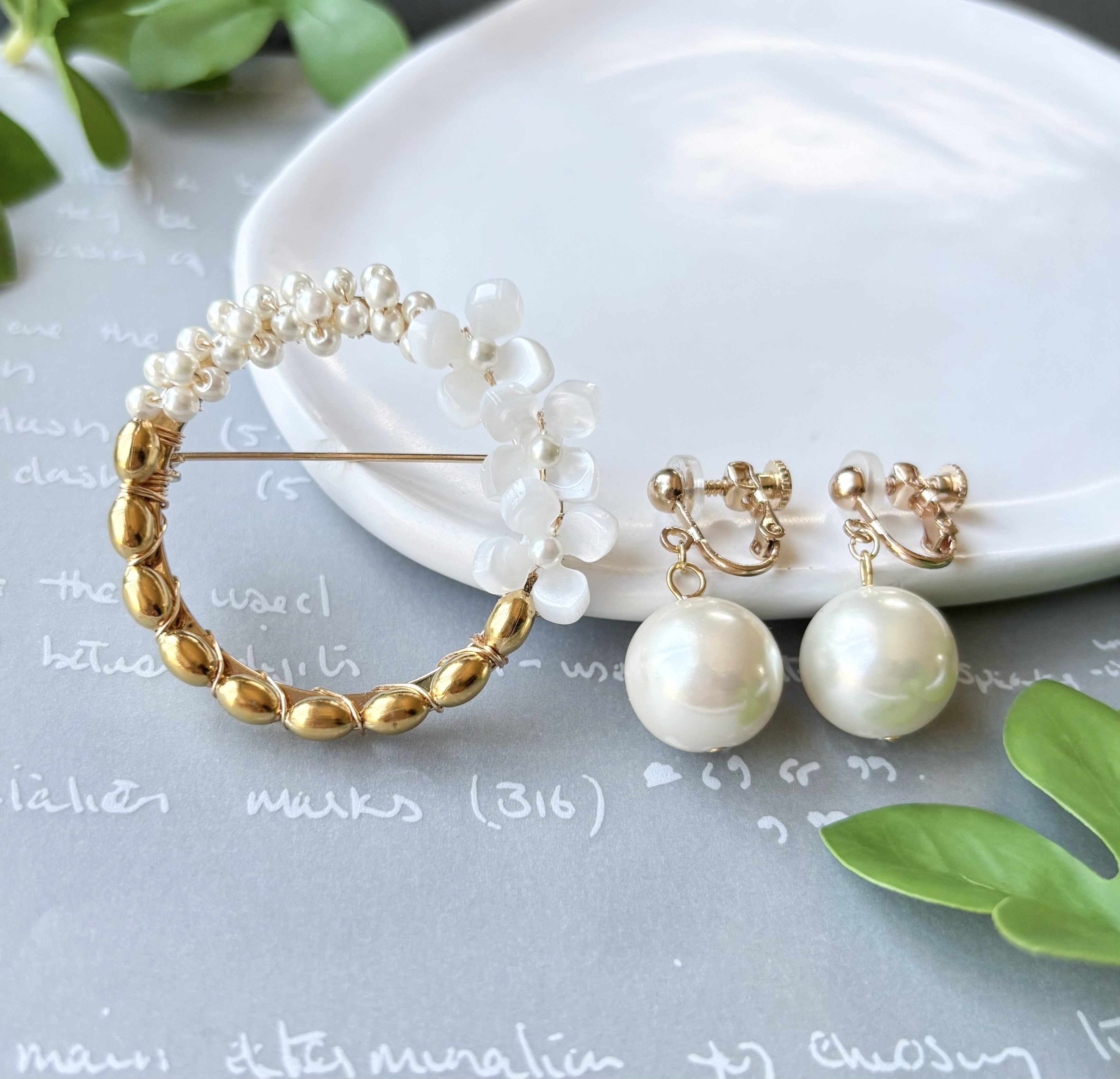 【選べるブローチとイヤーアクセ２点SET★】ぶらさがりパール✶⋆