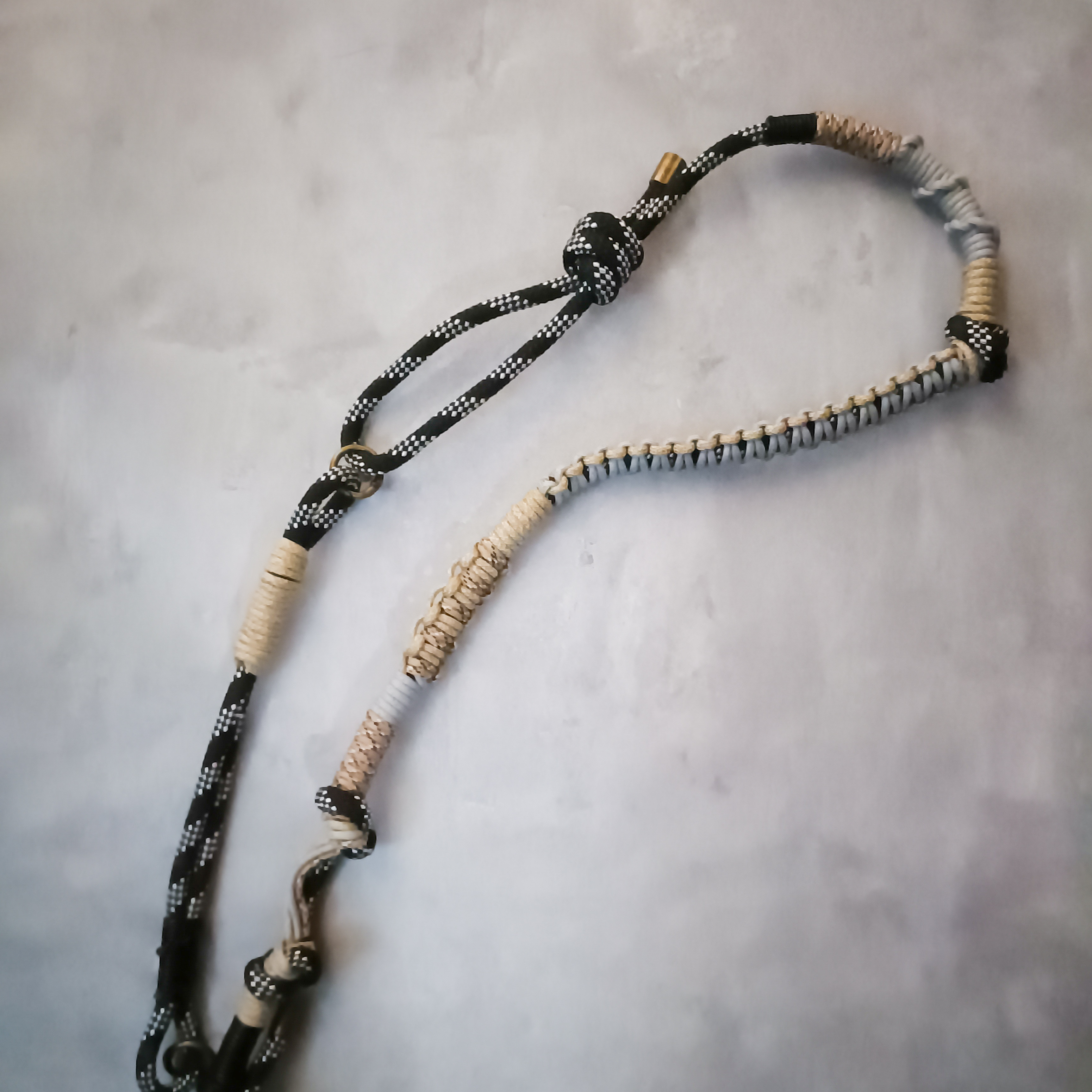 新作【モノトーン×ベージュ】　リフレクターロープ　パラコードショルダー　レザー　スマホショルダー　ショートストラップ