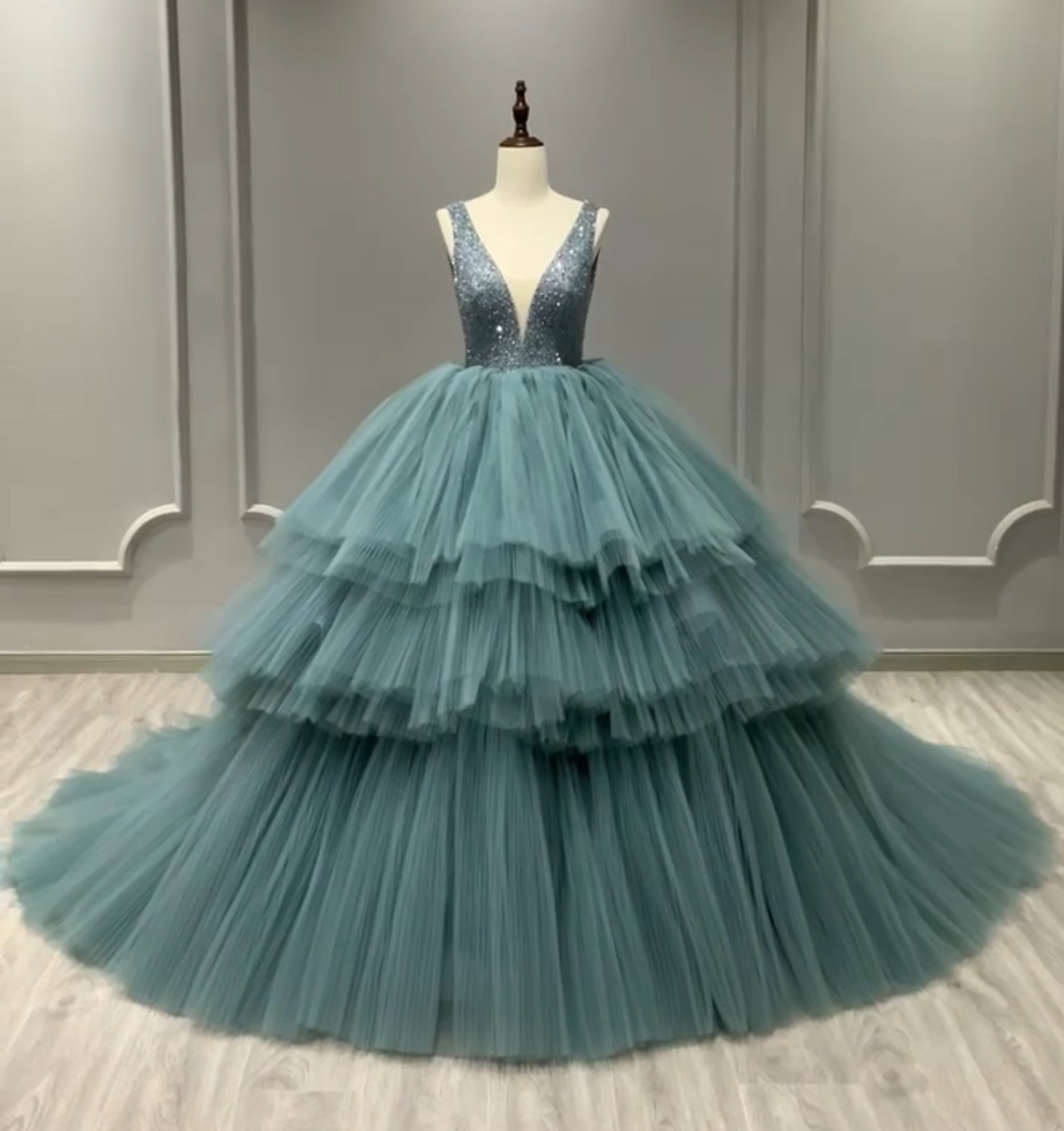 抜群のおしゃれ見え　vネック　フランス風　セクシー　ノースリーブ　目立つ　女王派王道派　プリンセスライン　ロングトレーン