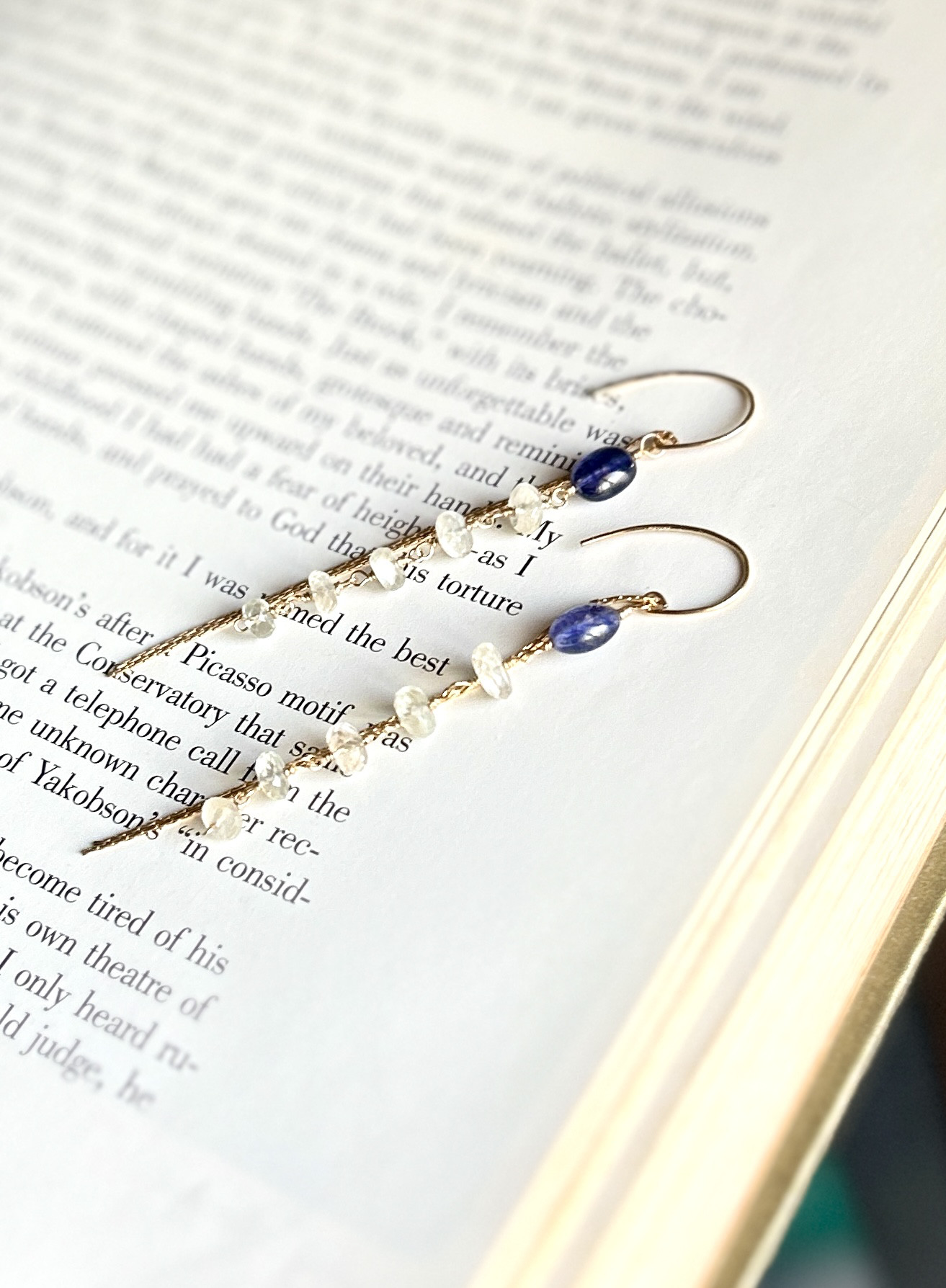 セイロンムーンストーンとサファイア 揺れる縦ラインピアス（14kgf）