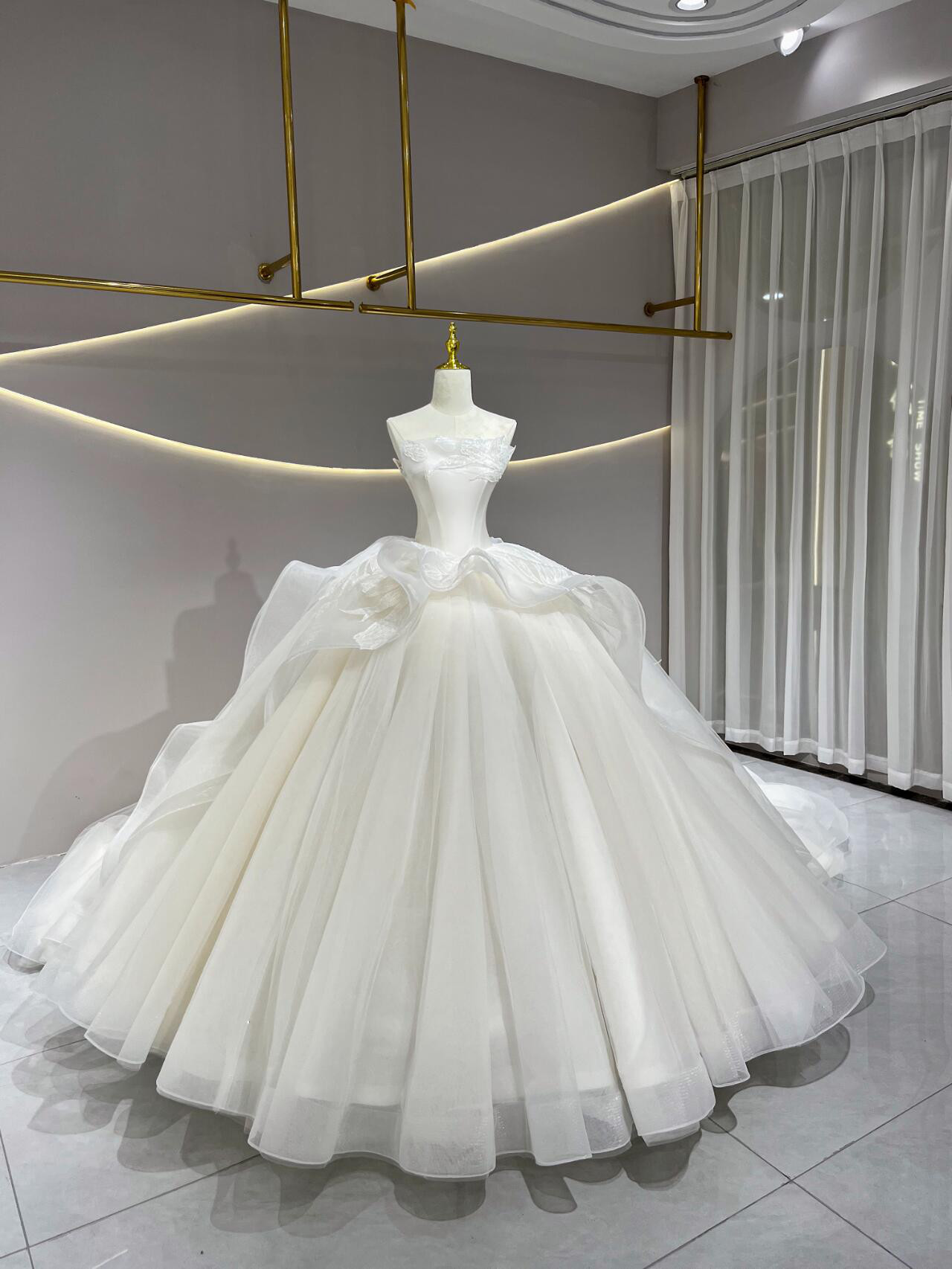 可愛いウェディングドレス！水波模様　ラッフルスカート　繊細なレース　チューブトップ　多層チュール　シンプル　前撮り披露宴