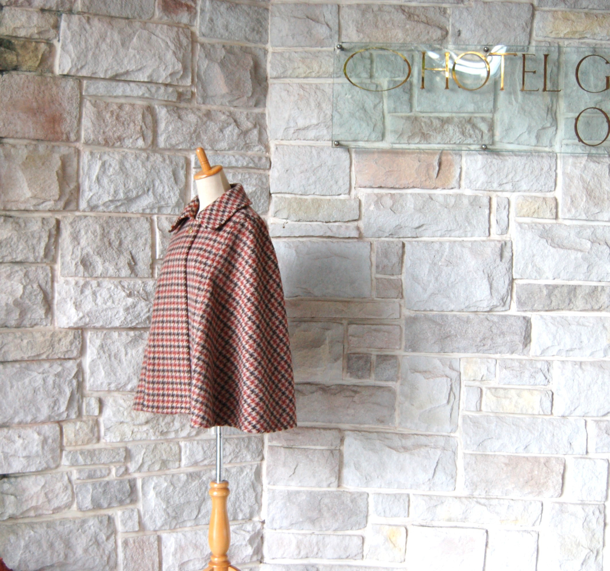 【エレガントケープコート】 ロンドンの名探偵 ブラウン系千鳥格子　背ヨーク付き　アンティークゴールドフラットボタン