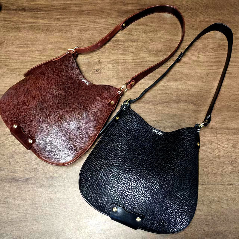 植鞣しレザー クロスボディバッグ シボ感レザー／シンプルデザイン 本革ショルダーバッグ