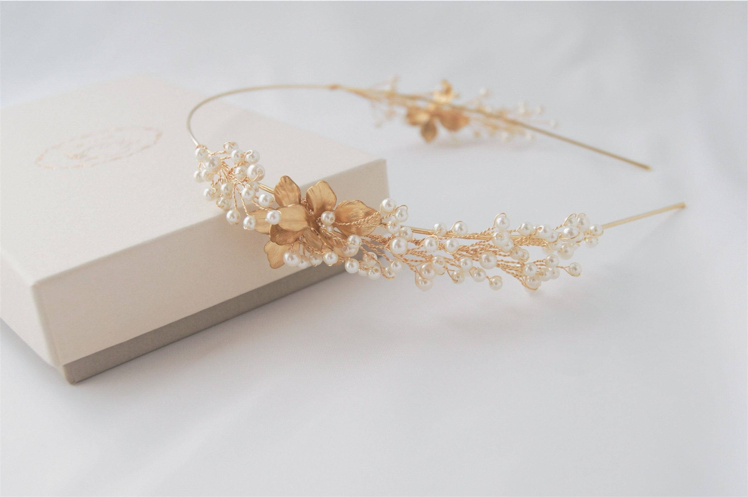 パールとお花のカチューシャ　ヘッドドレス　ウェディング　ブライダル　ヘアパーツ　小枝　真鍮