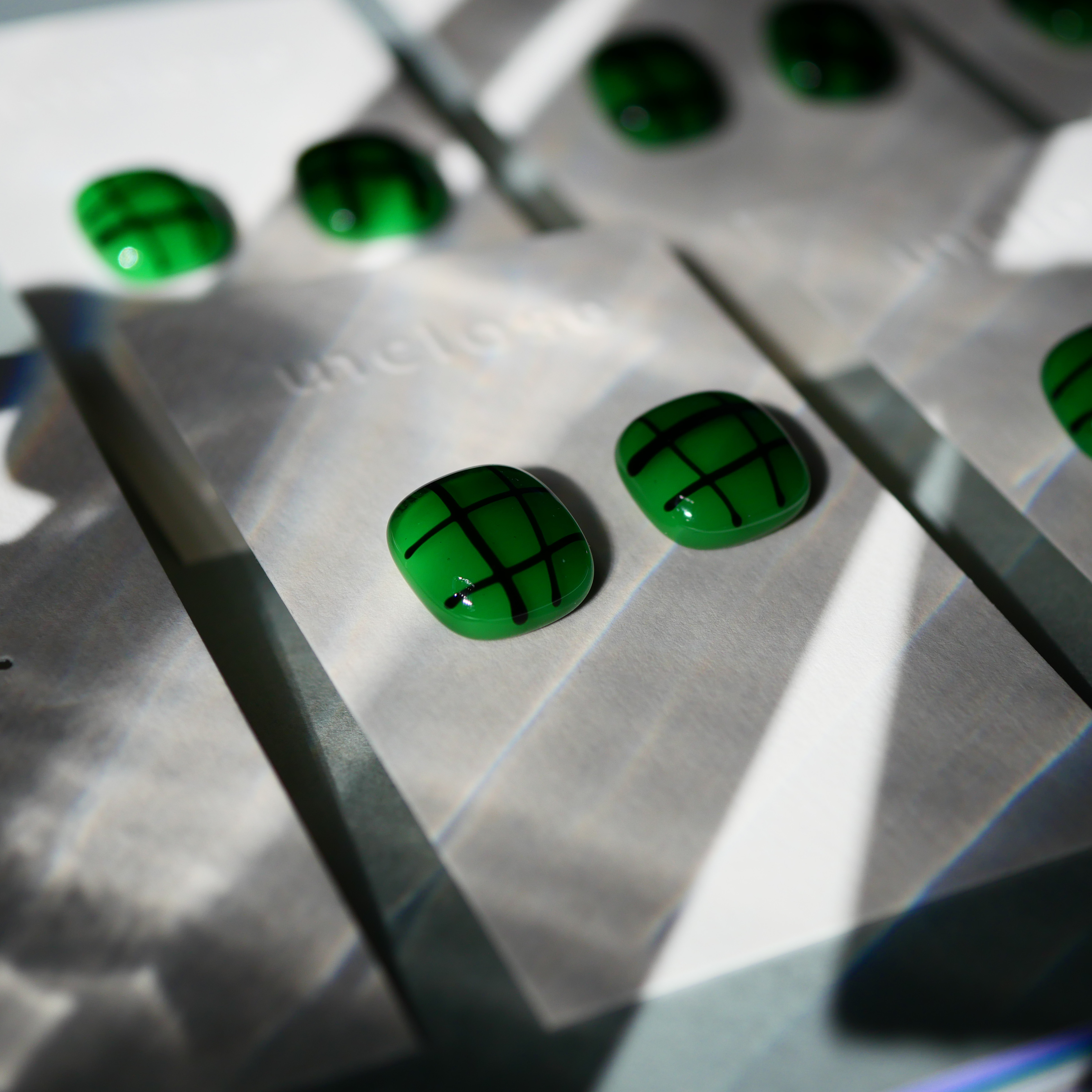 お菓子みたいなガラスのピアス Green イヤリング変更可能 14kgf サージカルステンレス316 金属アレルギー対応