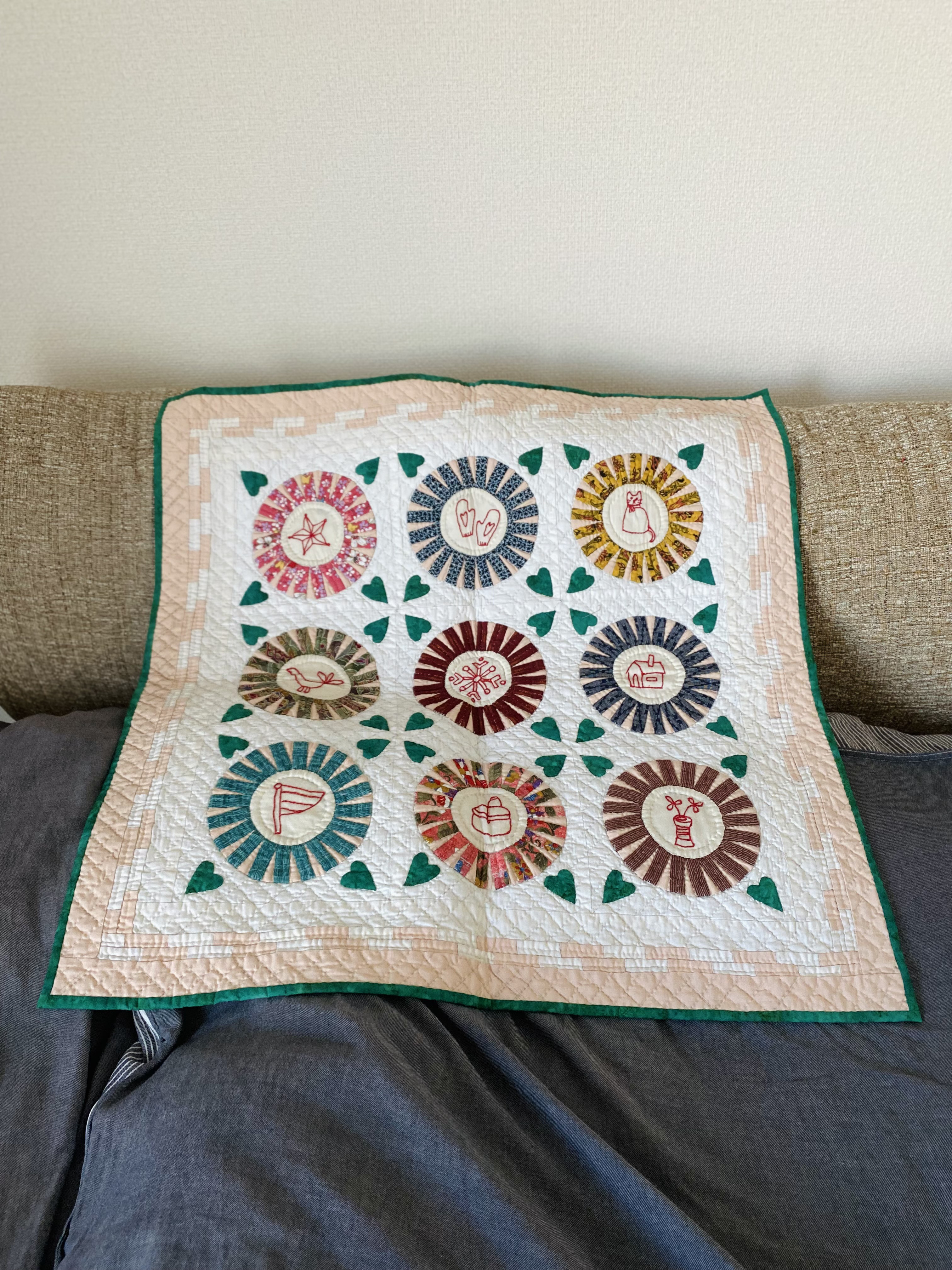 ハンドメイドパッチワーク（ハートと刺繍）