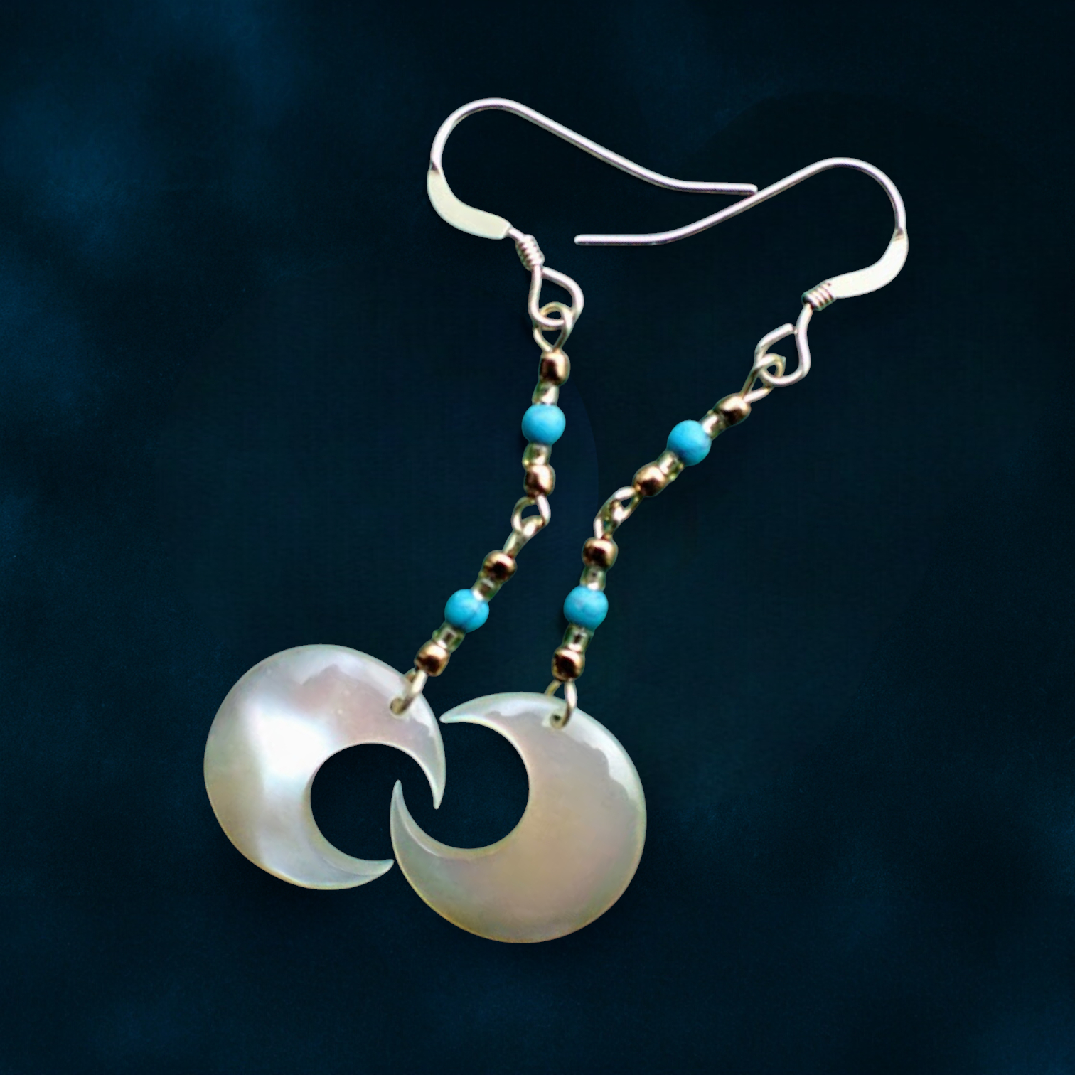 冬の月 ― 夜光貝真珠層の半月ピアス｜沖縄の海が育てた一点物｜14kgf 6,304円