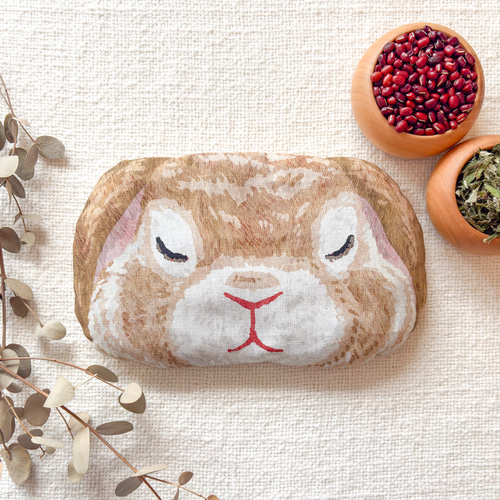 手刺繍入あずき/小豆のアイピロー【あくび猫と赤い毛糸玉】 イベントで大人気のアニマルシリーズ《よもぎ入り》うさぎのあずき