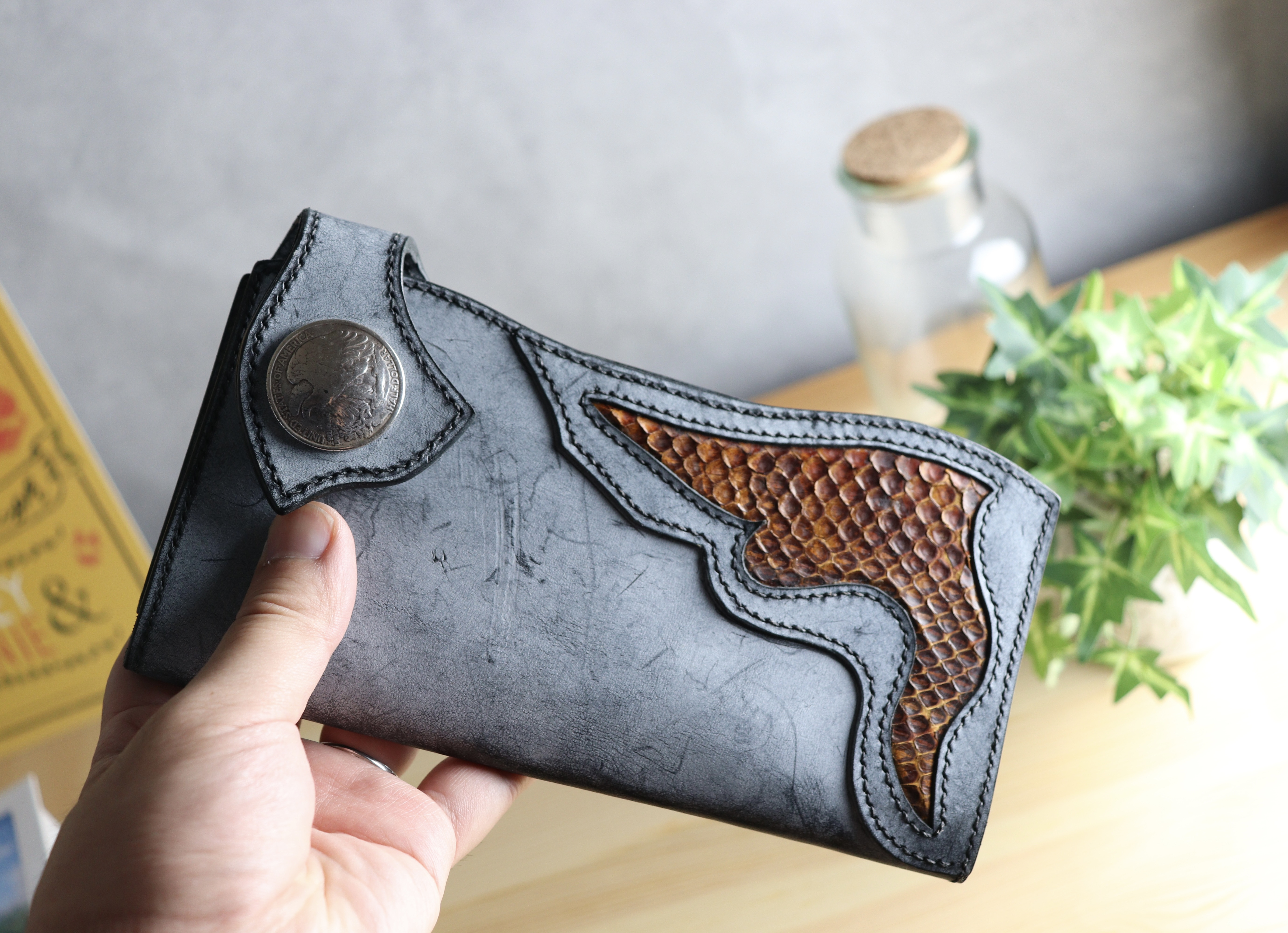 【育てる財布】蛹から蝶へ羽化するバイカーズウォレット ― ホワイトワックスベリー／総手縫い・一生もの長財布 ―