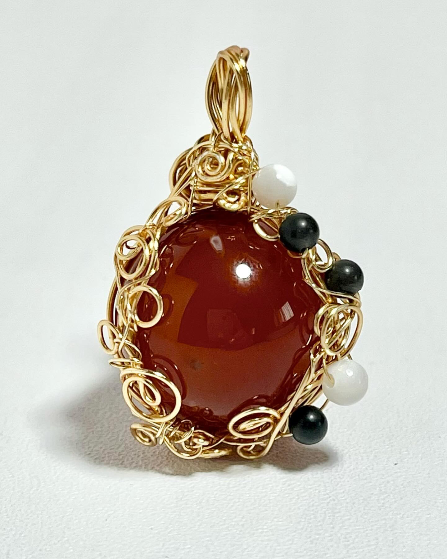 静かに背中を押してくれる、カーネリアンのペンダント