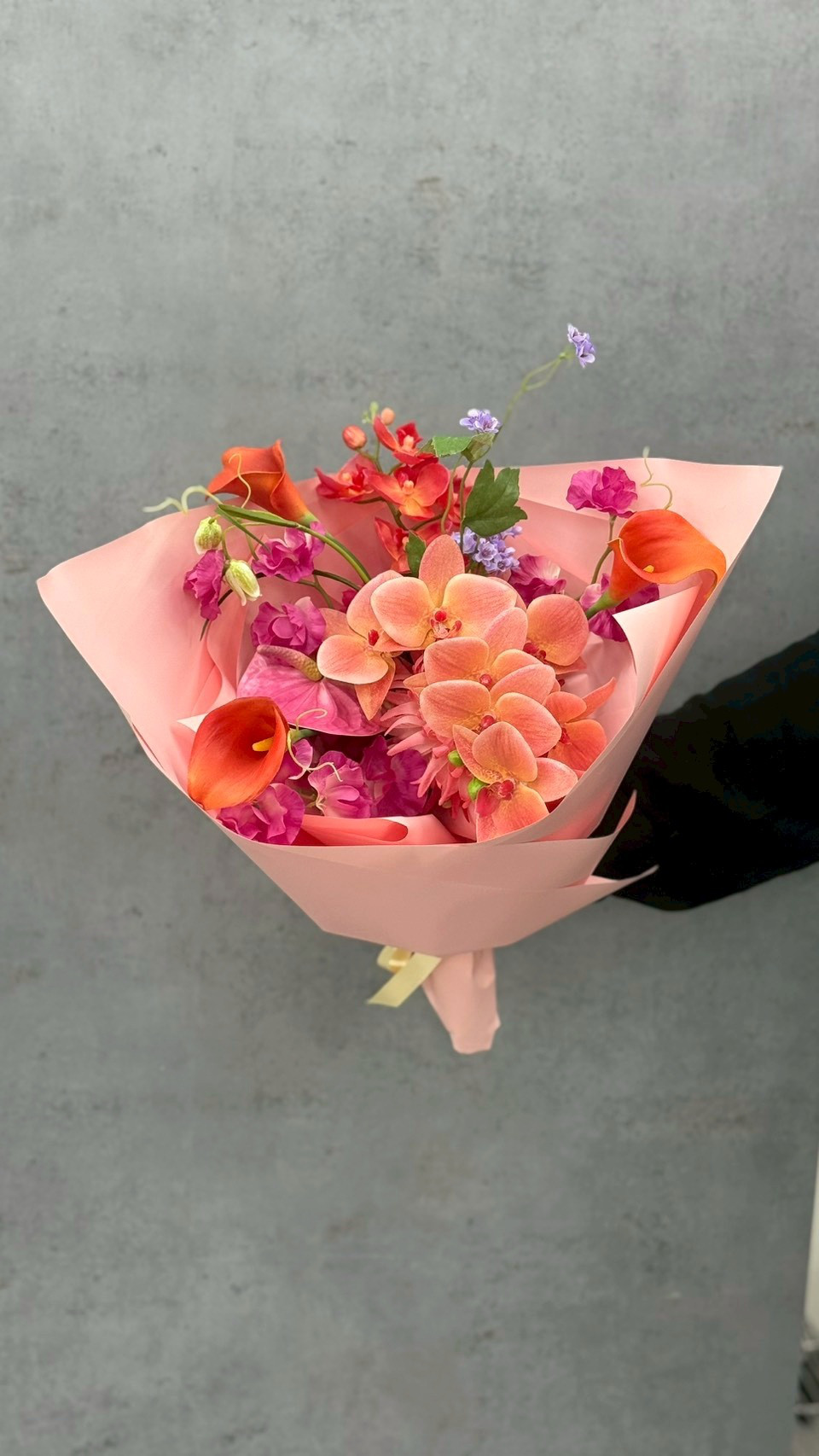 大人可愛いコーラルピンク♡胡蝶蘭とカラーのエアリークラッチブーケ｜リゾート婚｜お色直し｜持ち込みブーケ