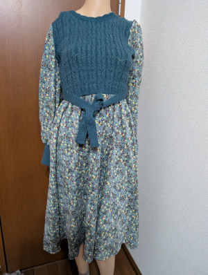 花柄のワンピースとストライプ生地のブルー色ワンピースとオリジナルパチワックバッグ(3点）