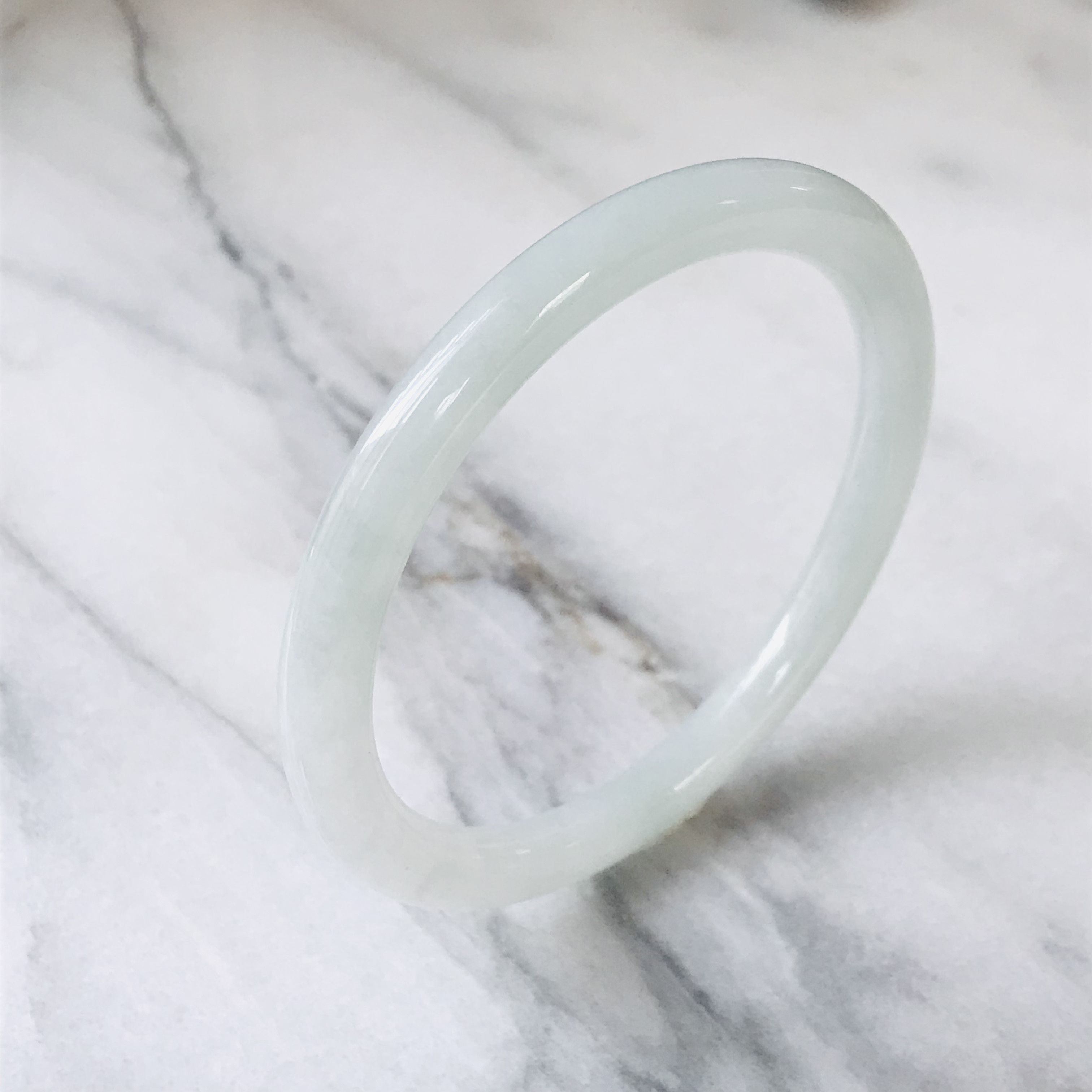 【B2010-0218】ジェイド　翡翠　ヒスイ　一点もの　希少　バングル　ミャンマー産　55.7mm