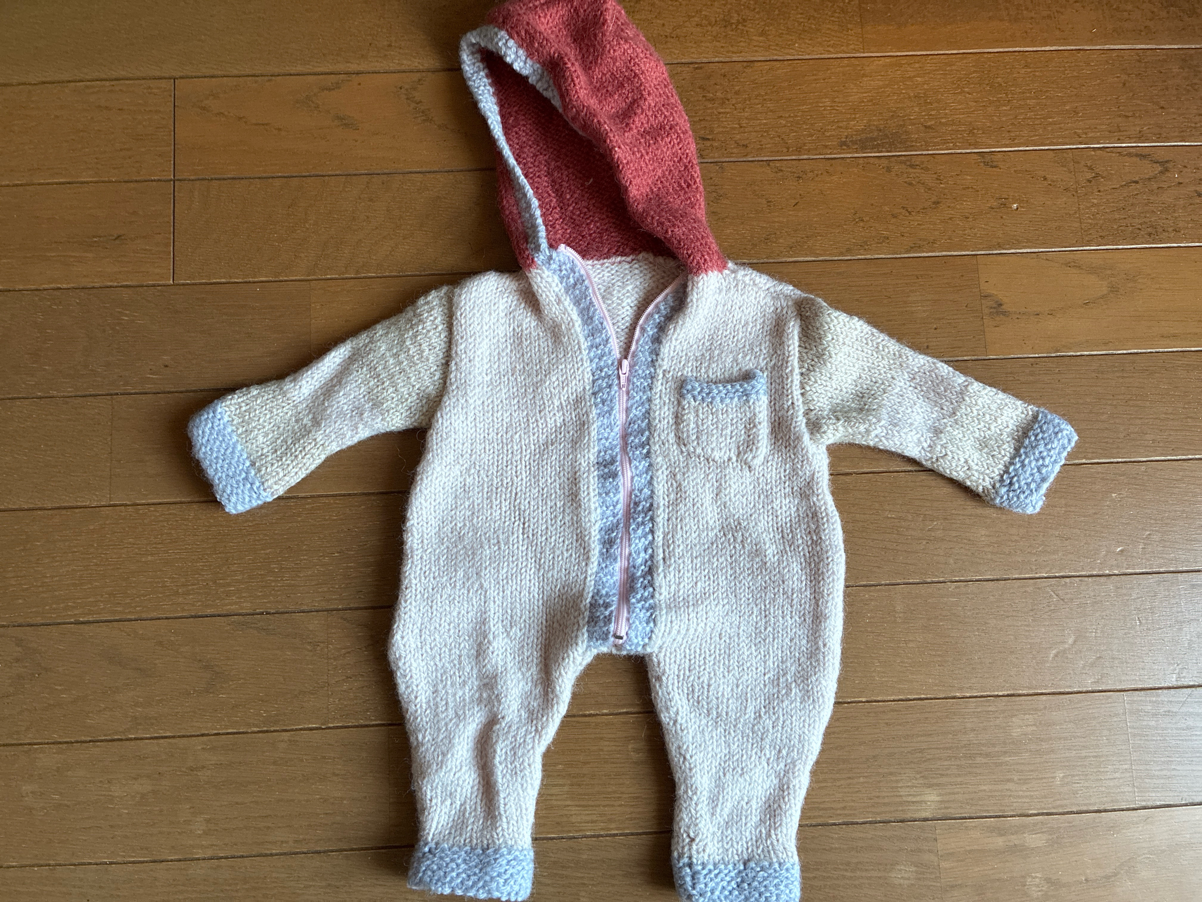 手編みベビーロンパース