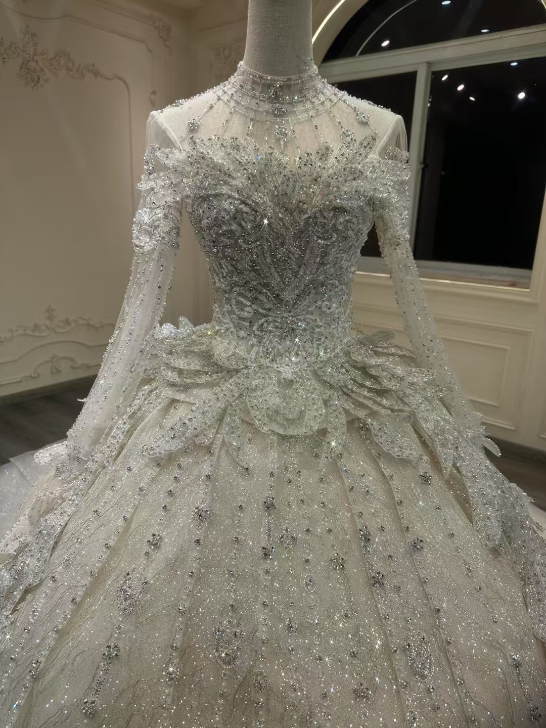 見逃さない！ホルターネック　グッリター　高品質ウェディンドレス　演奏会　華やかなトレーン　編み上げ　本命ドレス制作結婚式
