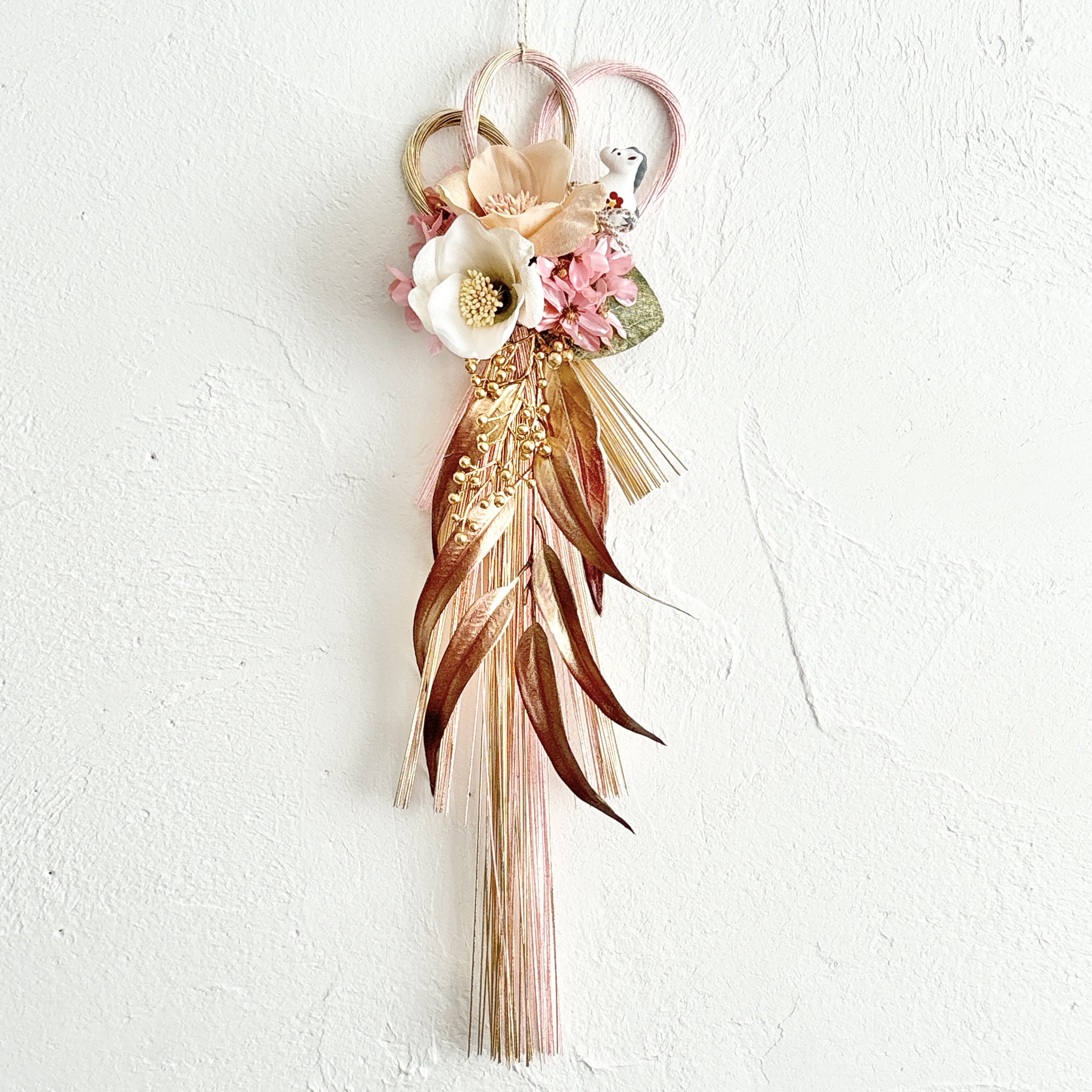 『5日で発送！』お正月2026 【取り外せる午年ピック付き】ベルベット調椿のピンクゴールド水引きリース