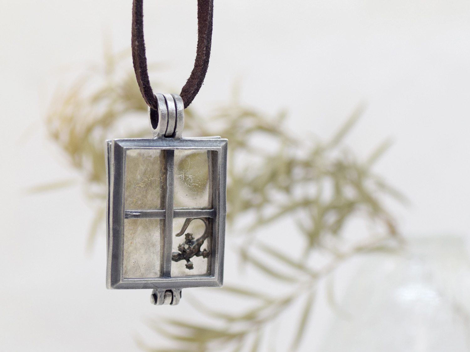窓辺のヤモリのシルバーペンダント