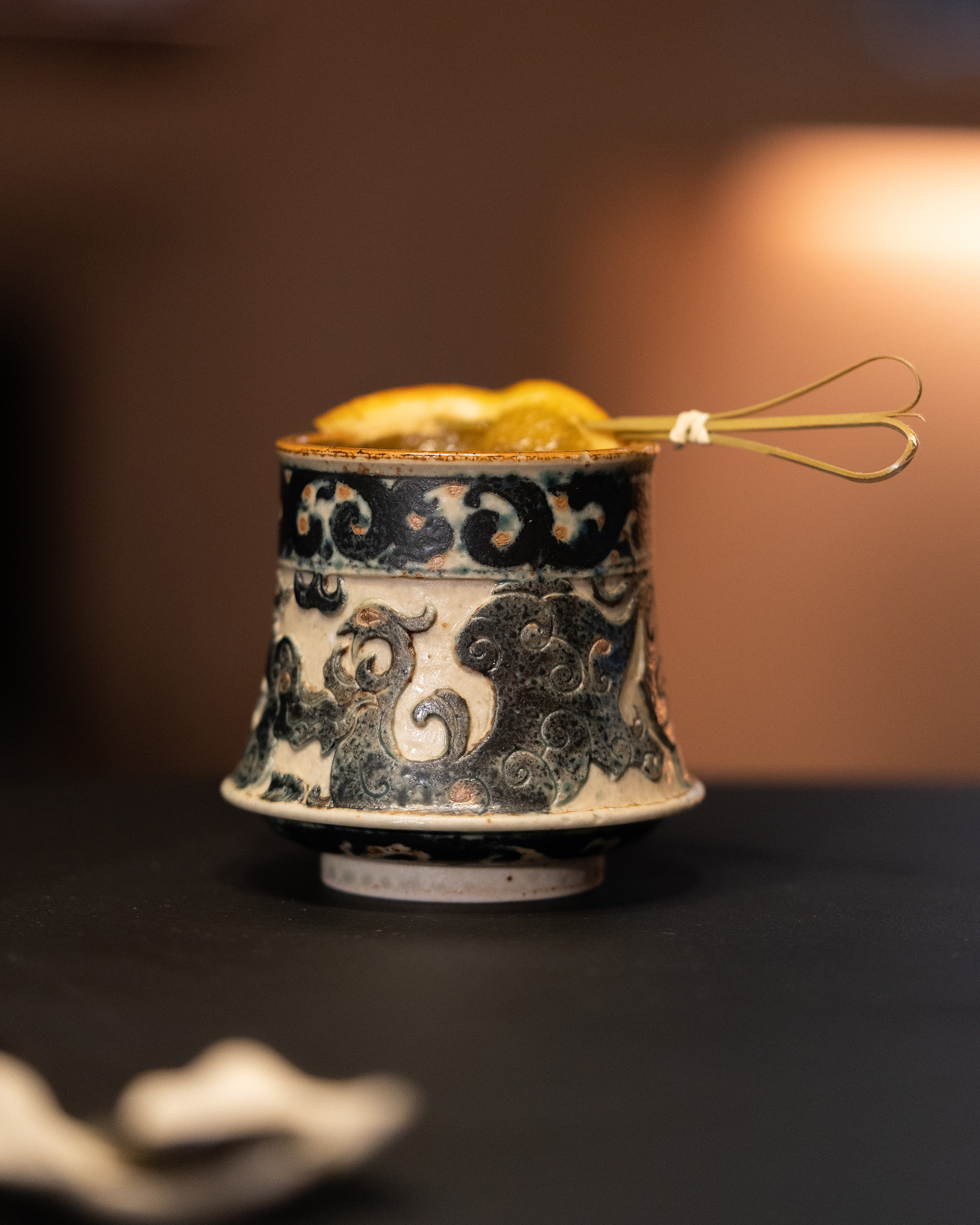 詩瓷集·中华唐風｜青花染付×手彫り 龍鳳呈祥「陀螺」カップ（約240ml）黒地／白地｜コーヒー・お茶｜景徳鎮手作り