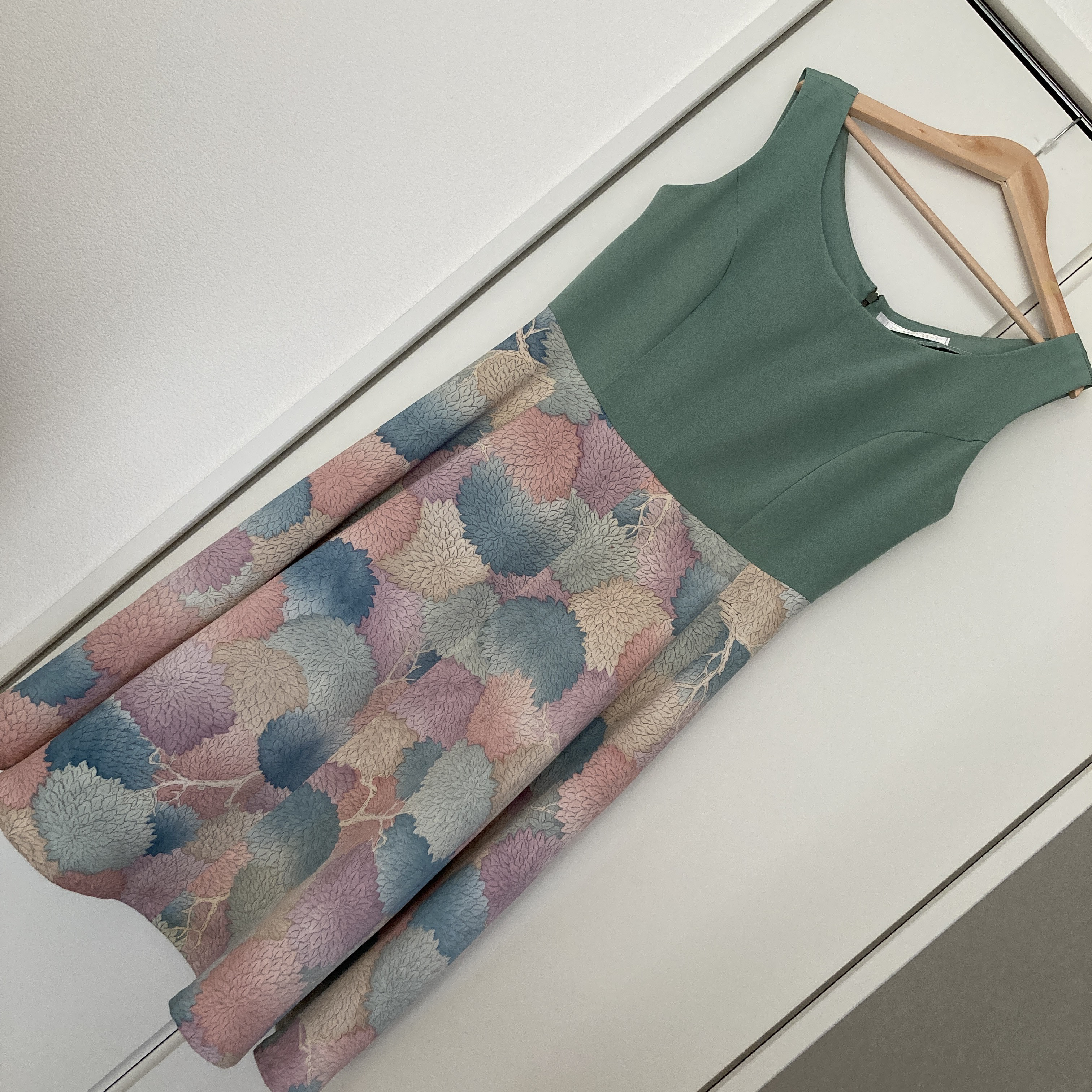 ２種類の着物からリメイク　緑とパステルの菊柄フレアーワンピース