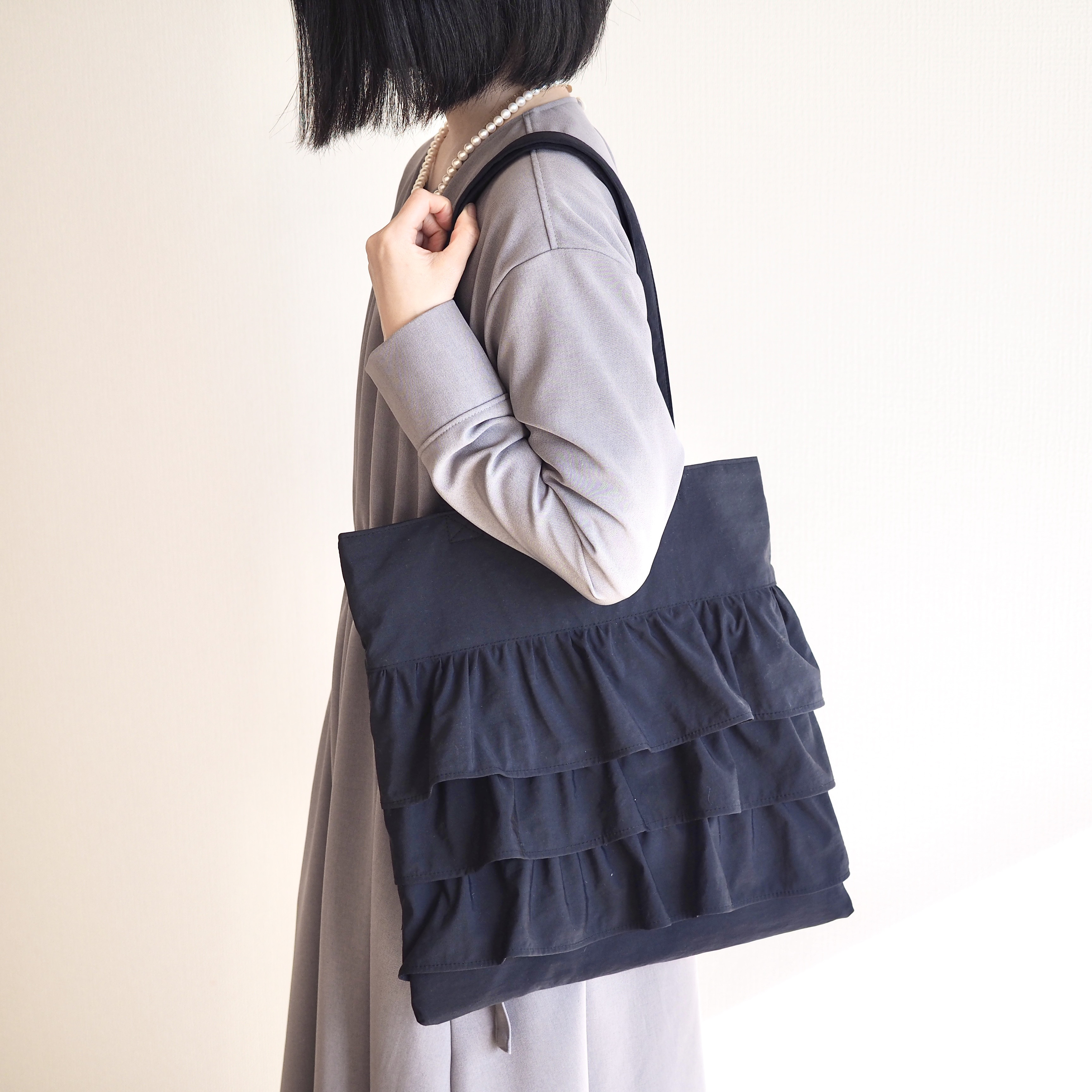 きちんと、可愛い。ゆるりと整う大人のフリルトート・ダークネイビー/A4対応/撥水加工/セレモニーバッグにも