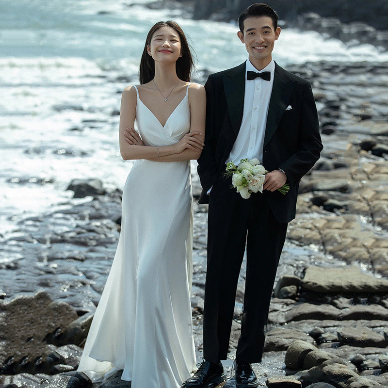 ウェディングドレス 白 黒 サテン Vネック シンプル 韓国風 結婚式 花嫁 演奏会 前撮り お呼ばれ AK461