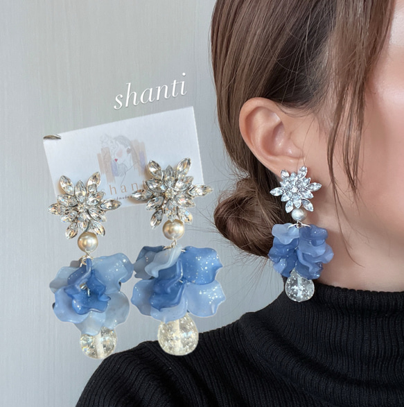 くすみブルーの花びらと雪の結晶の大ぶりウェディングアクセサリー