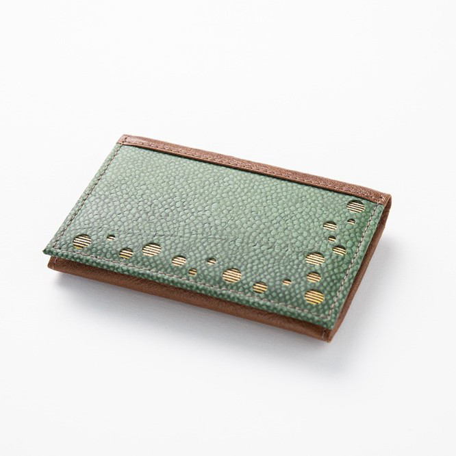 金彩工芸　鹿児島県・錦江町×Creema　ヒラマサフィッシュレザーグリーン色×牛革茶色　カードケース　「七宝　金」