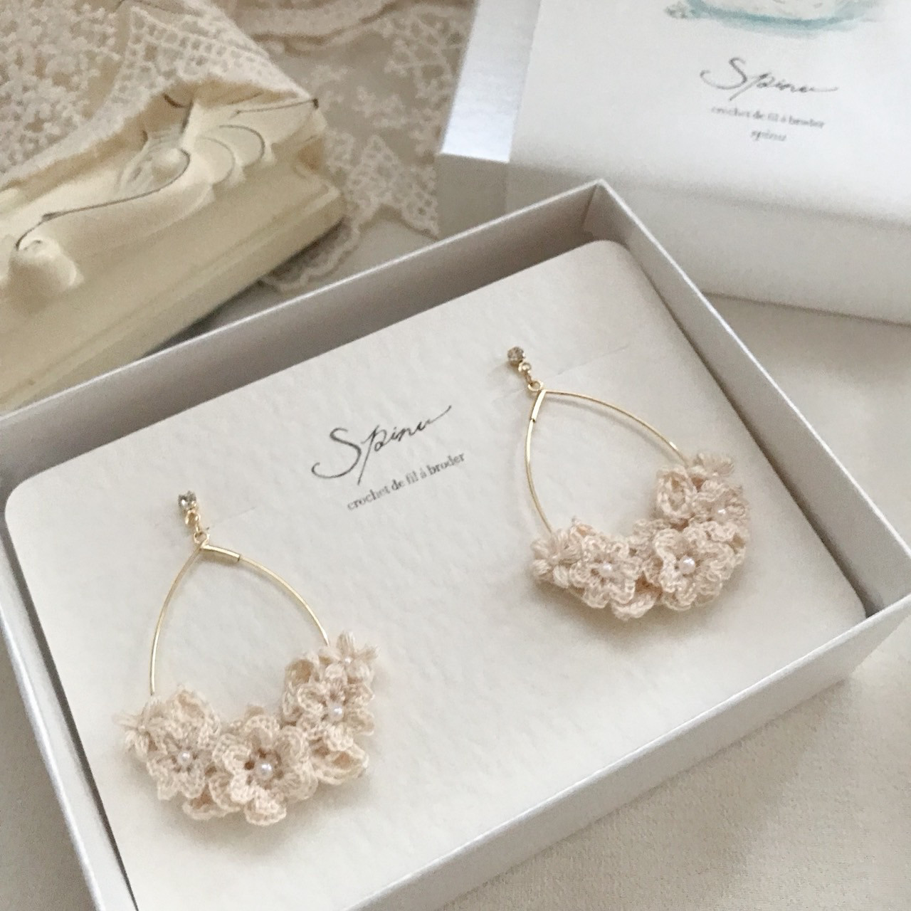 アイリッシュレースの花束フープイヤリング